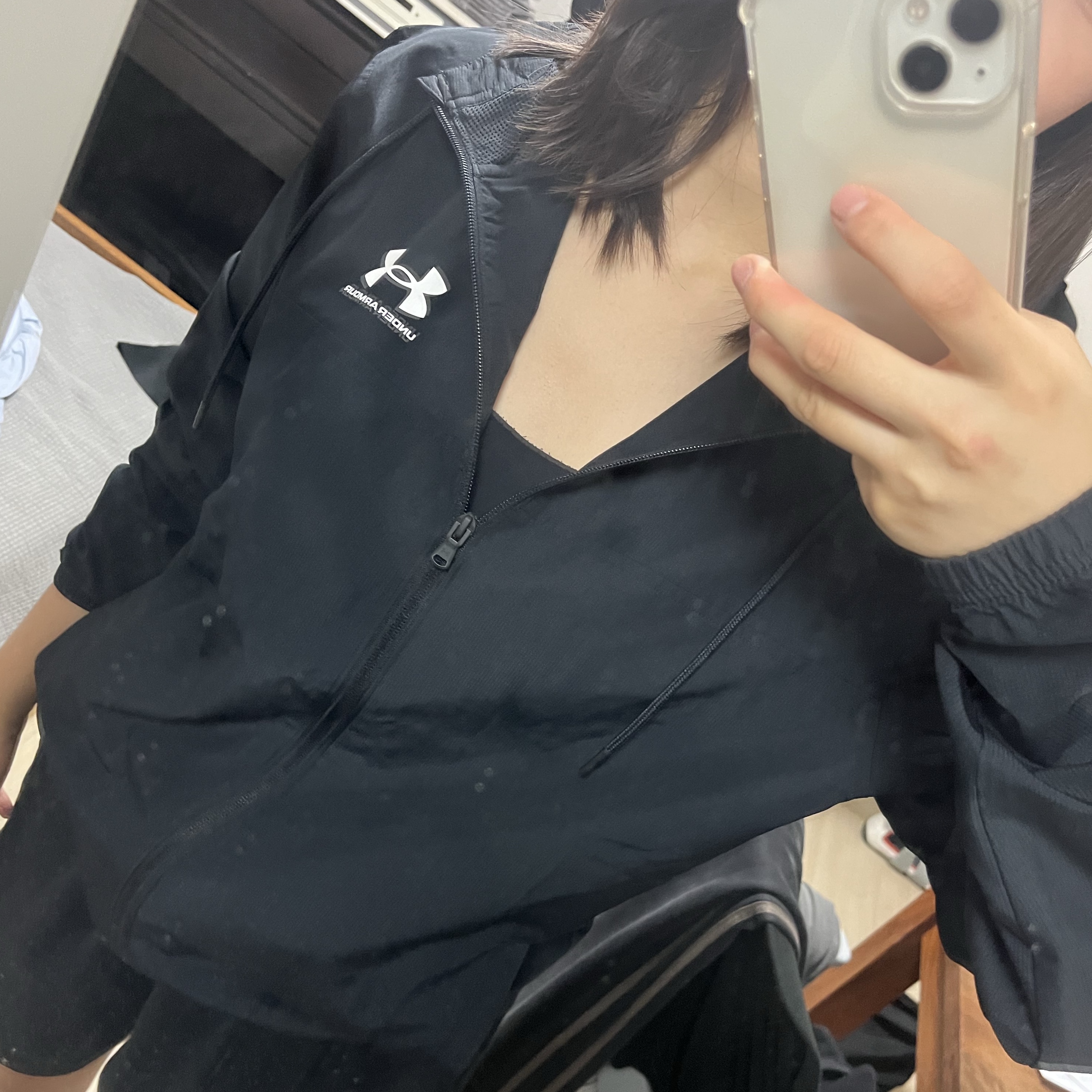 Under Armour Rival Woven Windbreaker Black White 착용 스타일 - 2