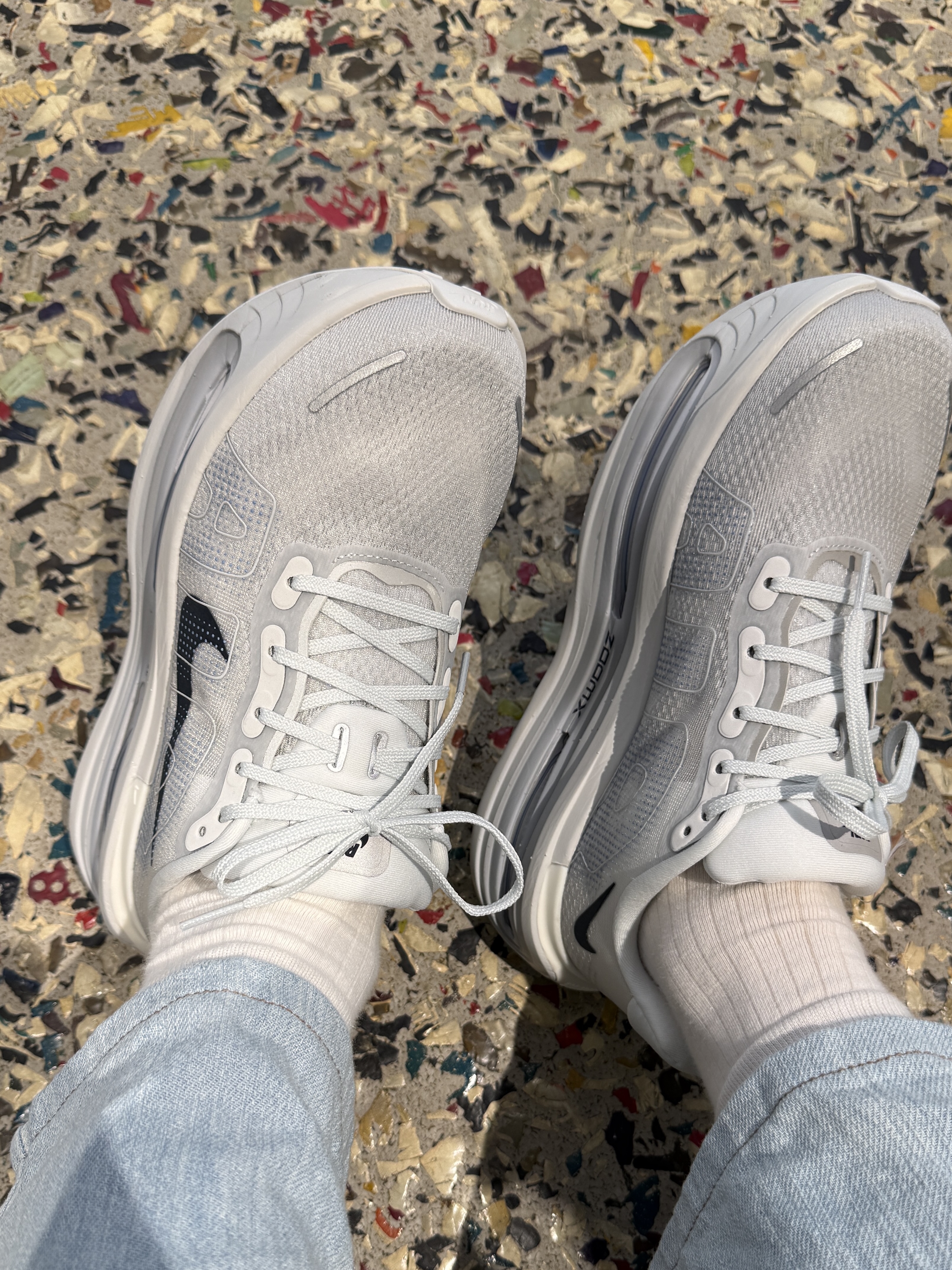 Nike Vomero Premium Off White Grey Fog 착용 스타일