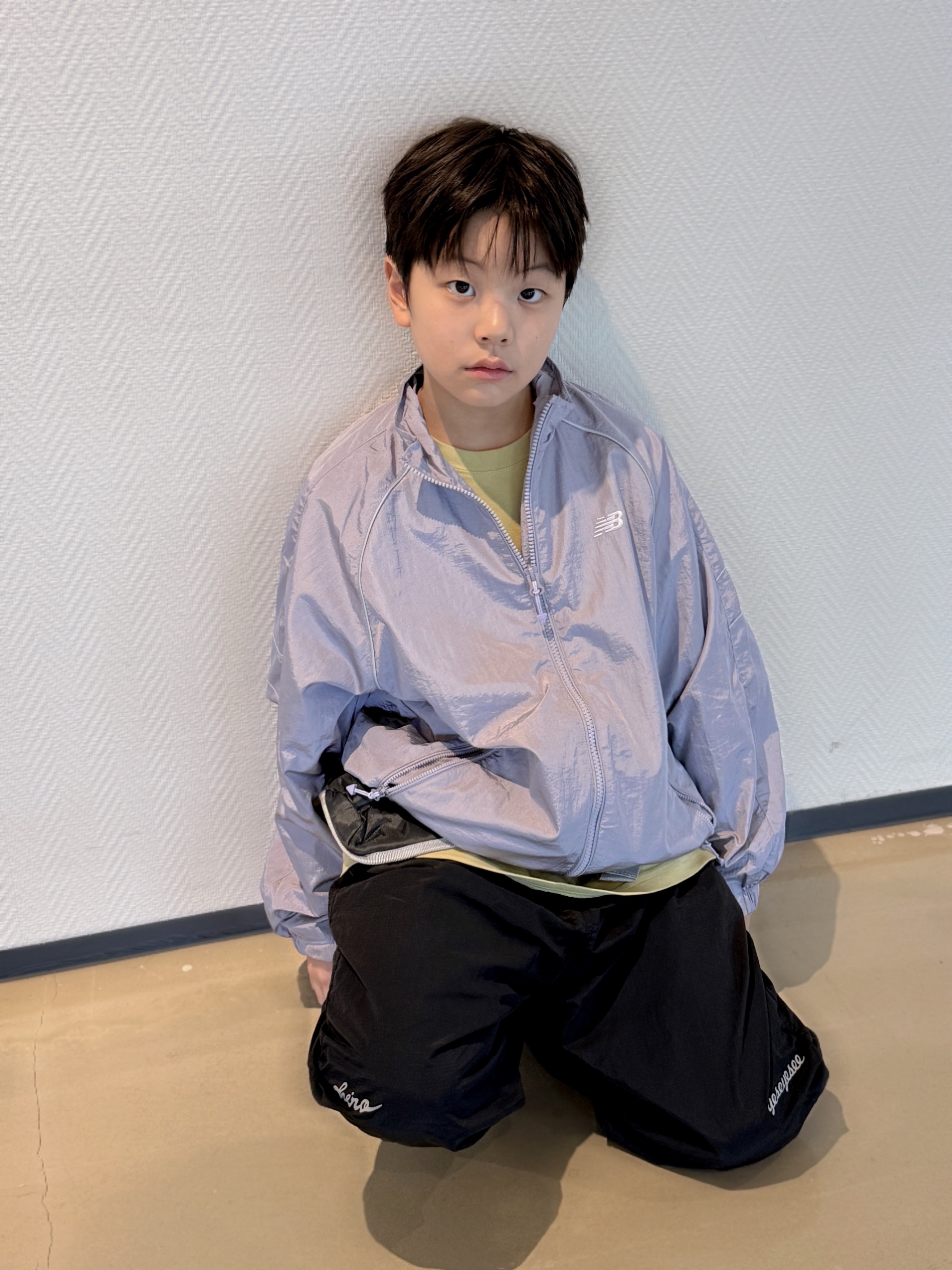 (Kids) New Balance Air Glossy Windbreaker Purple 착용 스타일 - 2