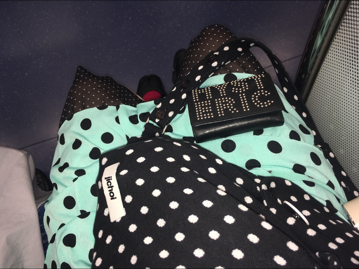 (W) Hysteric Glamour Logo Stud Tri-Fold Wallet Black, Jichoi 2-Way Dotted Bag Black 착용 스타일 - 1