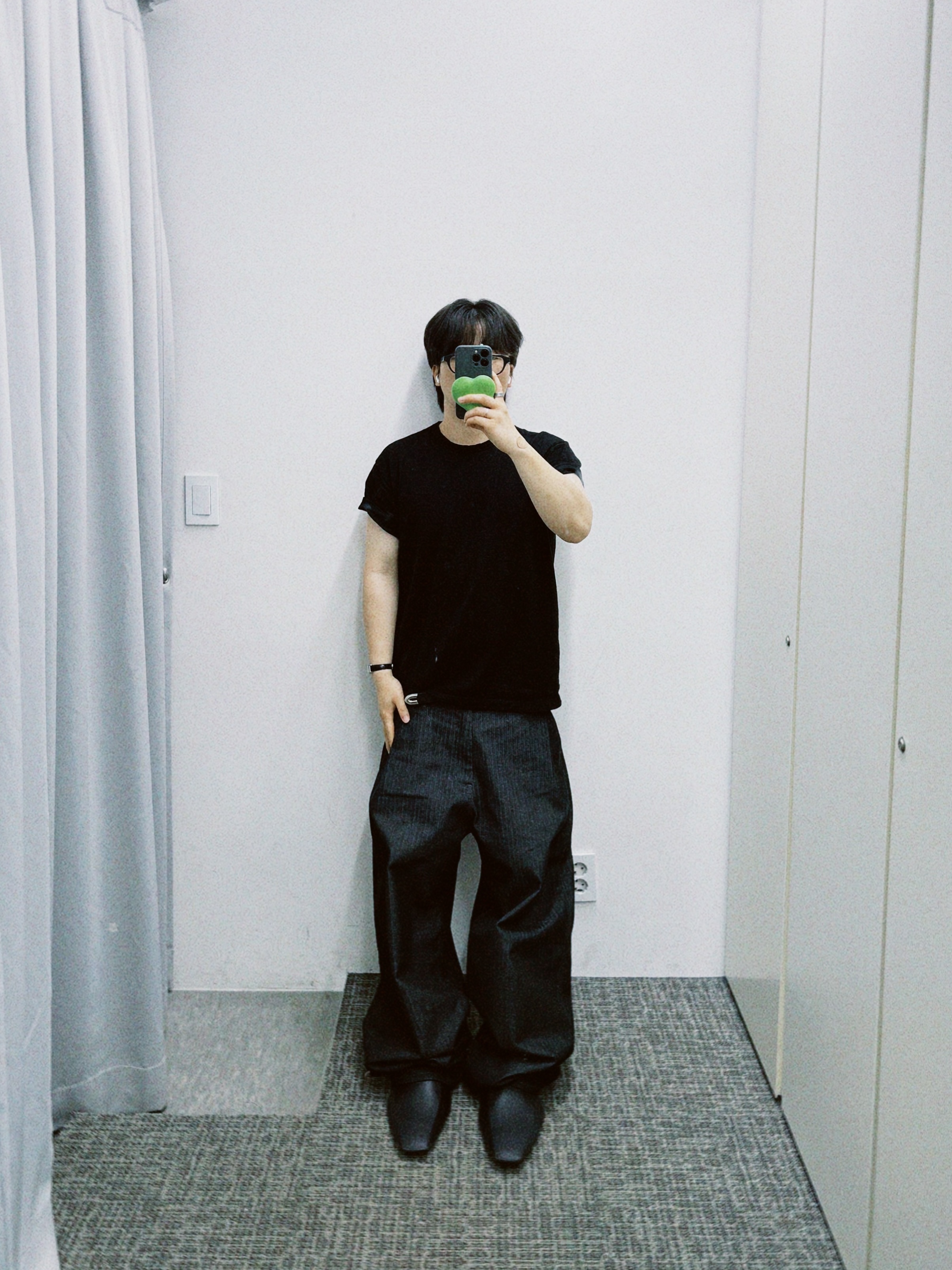 Balenciaga Rubber Space Shoe Matte Black, GRAGG MAGSAFE FLOW HEART BATTERY [9 COLOR] 착용 스타일 - 1