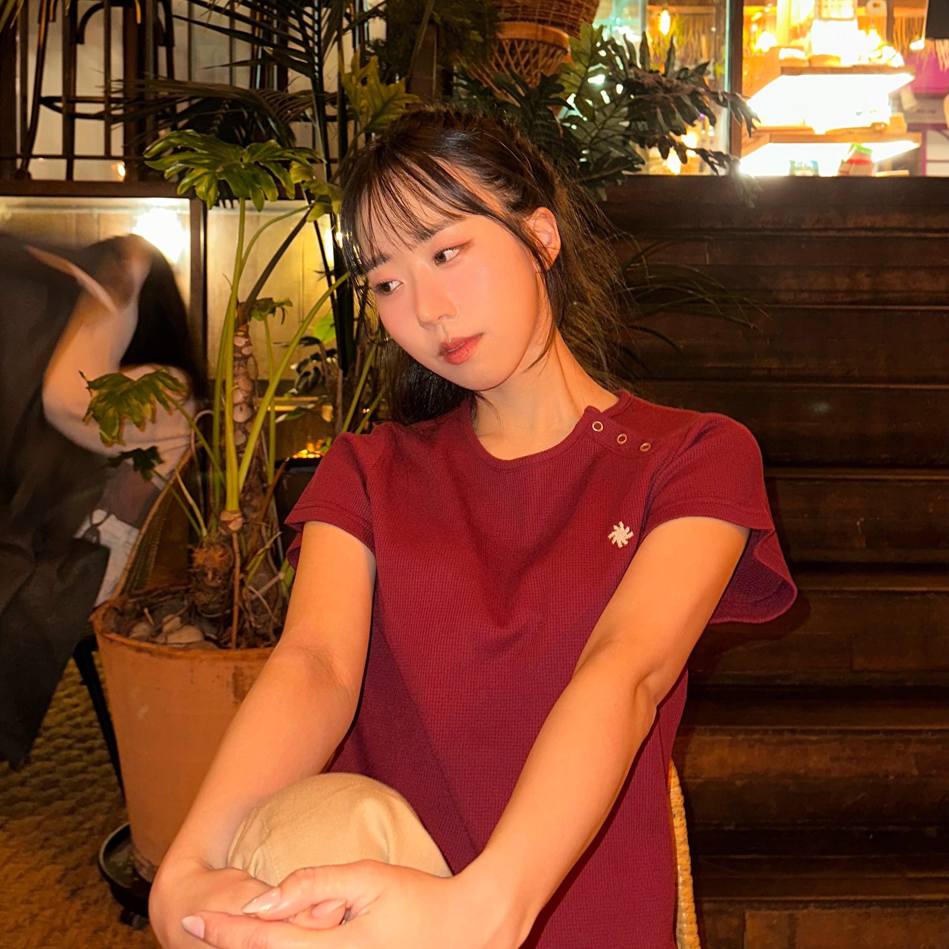 SLOW RECORD HOUSE Henley Neck Eyelet T-Shirt Burgundy 착용 스타일 - 6