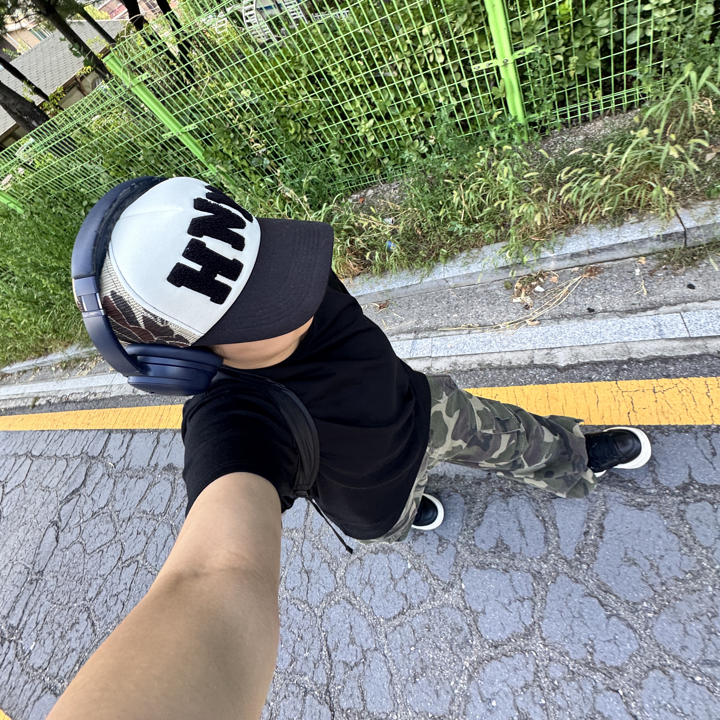 Honey Scoop House HNY Logo Trucker Cap Camo, Xlim Ep.7/Sequence 01 T-Shirt Black 착용 스타일 - 1