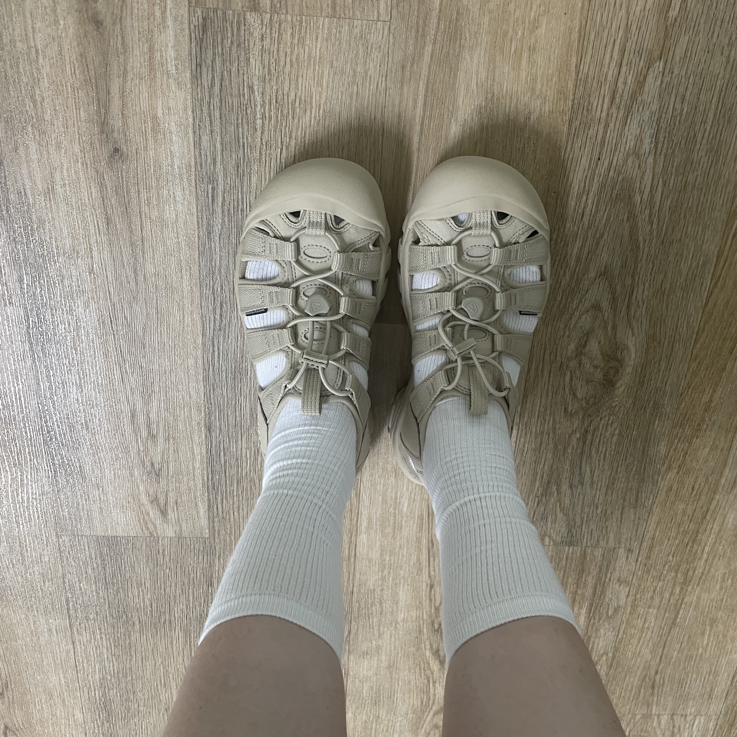 (W) Keen Newport H2 Monochrome Safari 착용 스타일 - 2