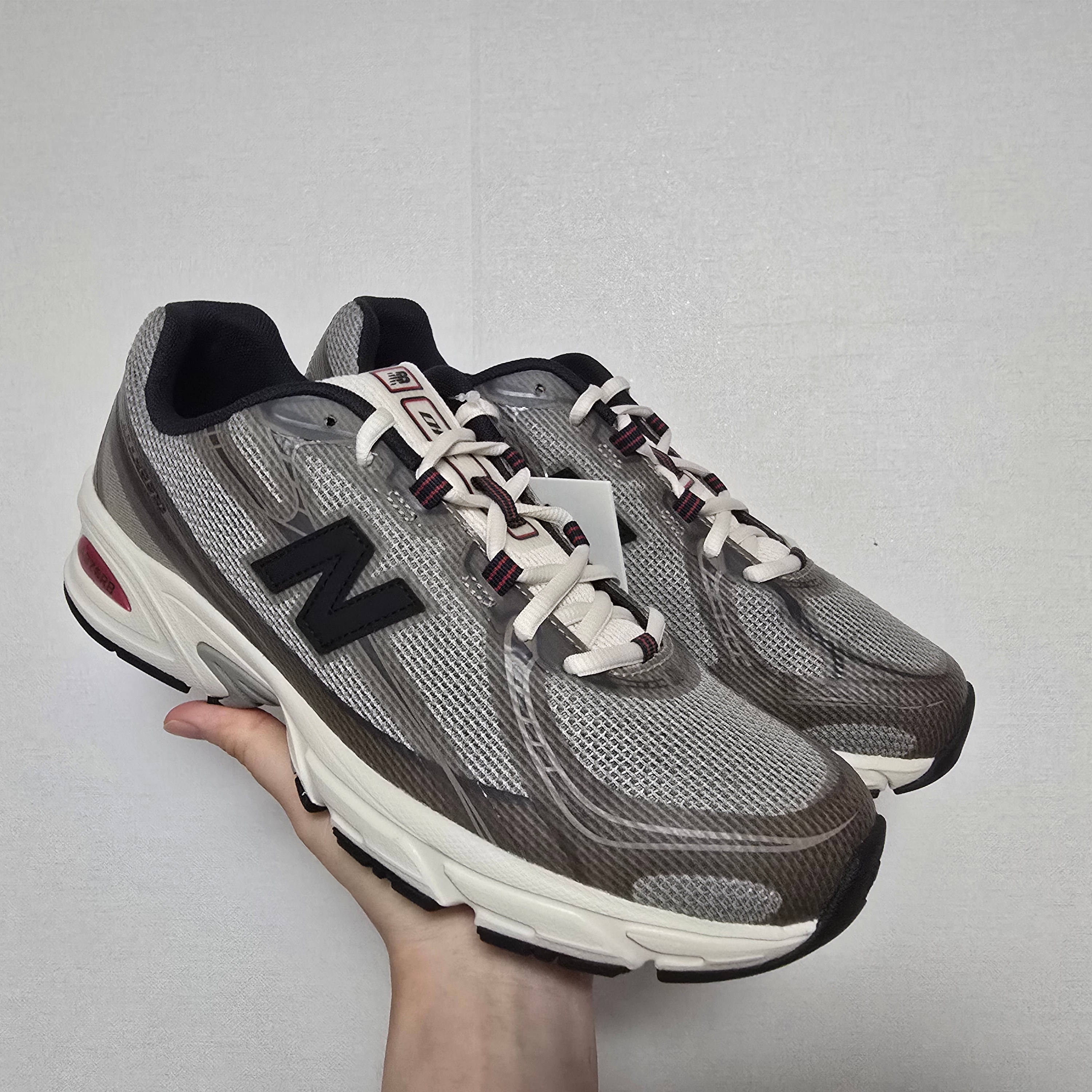 New Balance x JJJJound 740 Paper White Stoneware 착용 스타일 - 2