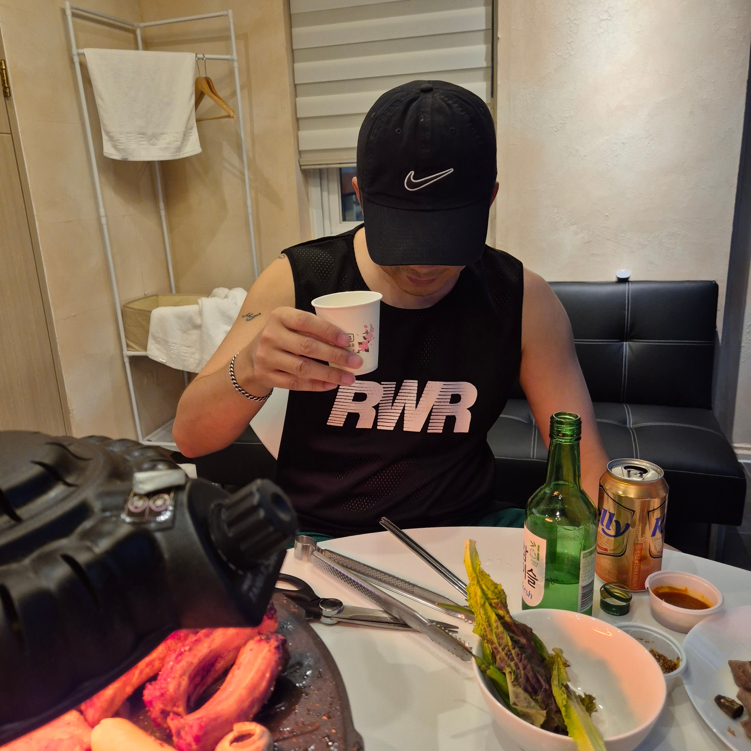 [KREAM 단독] runwhither Singlet Black, Nike Heritage 86 Essential Cap Black 착용 스타일 - 1
