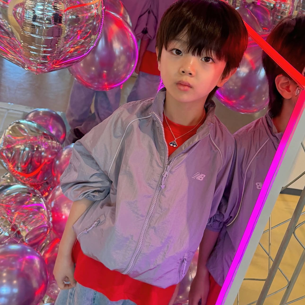 (Kids) New Balance Air Glossy Windbreaker Purple 착용 스타일 - 1