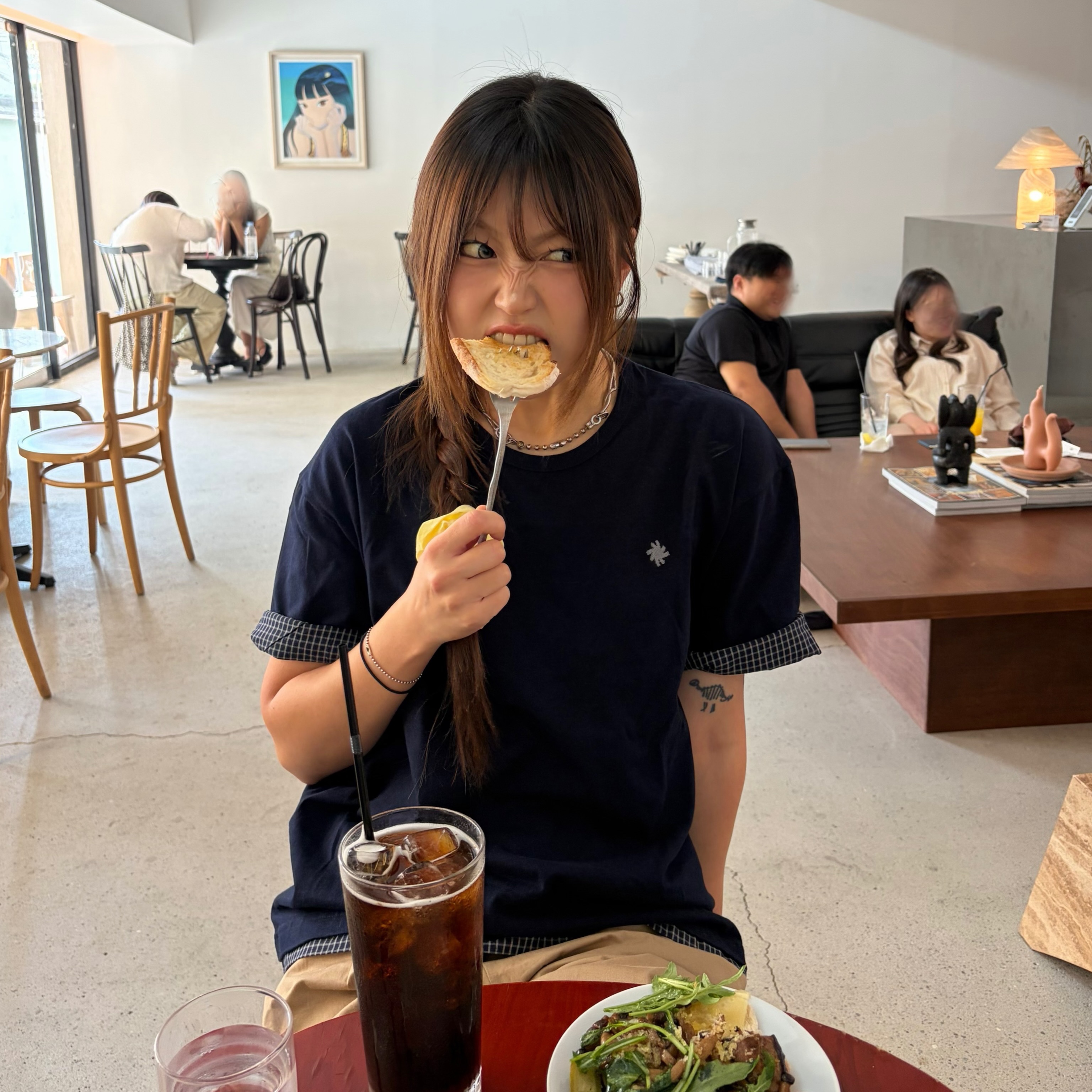 SLOW RECORD HOUSE Layered Check Roll-Up T-Shirt Navy 착용 스타일 - 2