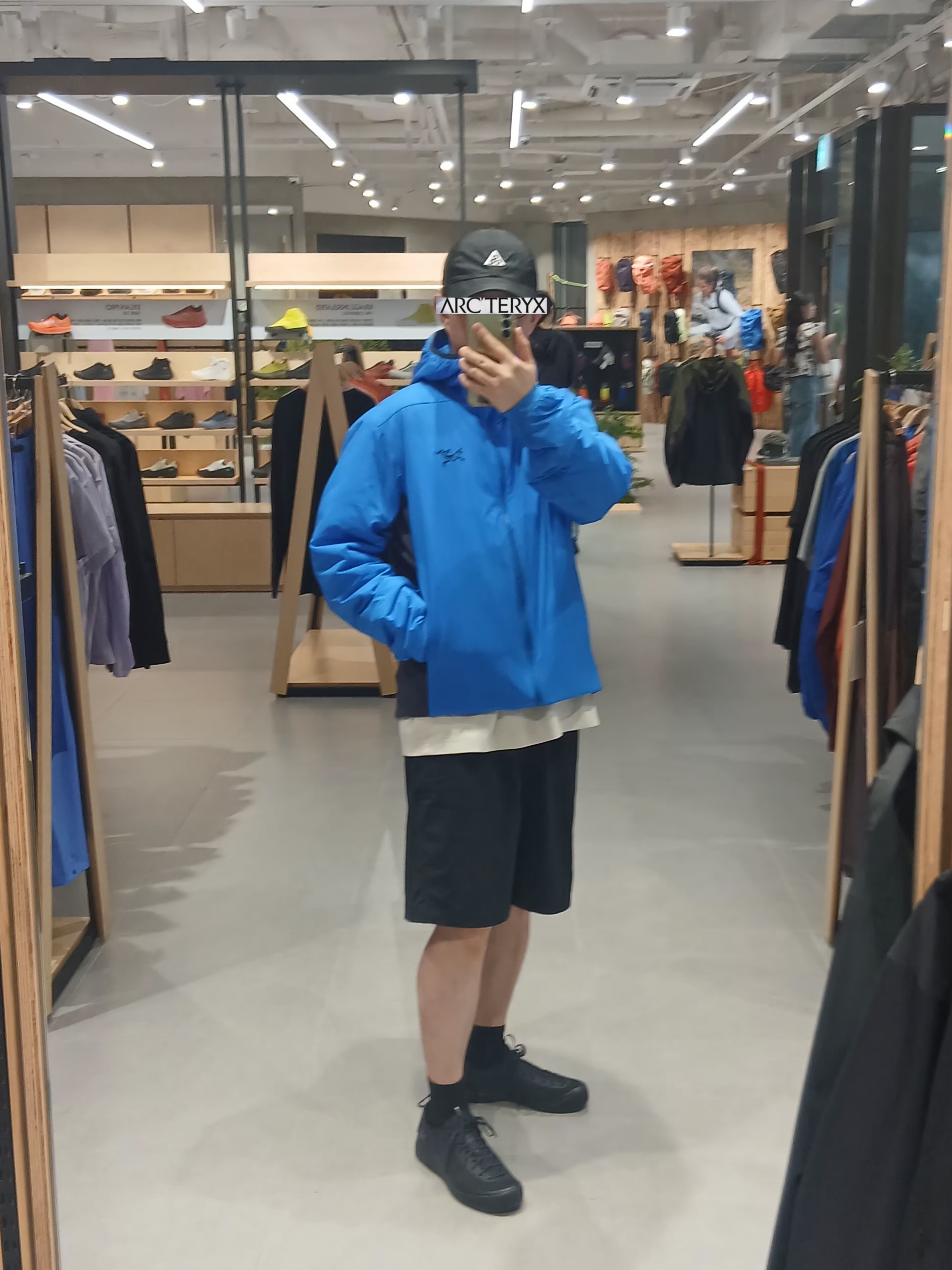 Nike ACG Trail Cap Black, Arc'teryx Envoy Grand Wall SS T-Shirt Sea Salt 착용 스타일 - 3