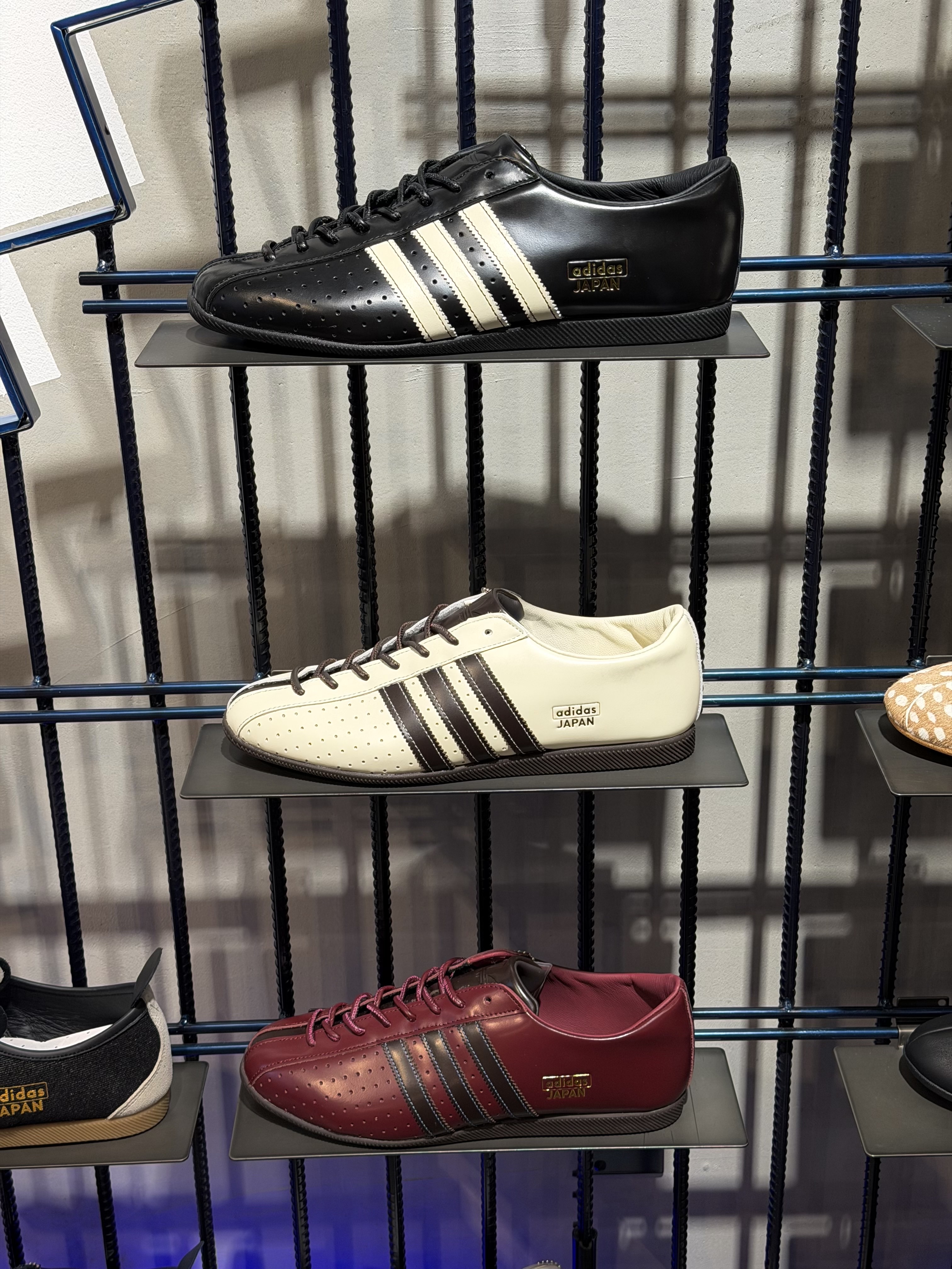 (W) Adidas Japan Decon Black White, (W) Adidas Japan Decon Shadow Red Cream White 착용 스타일 - 1