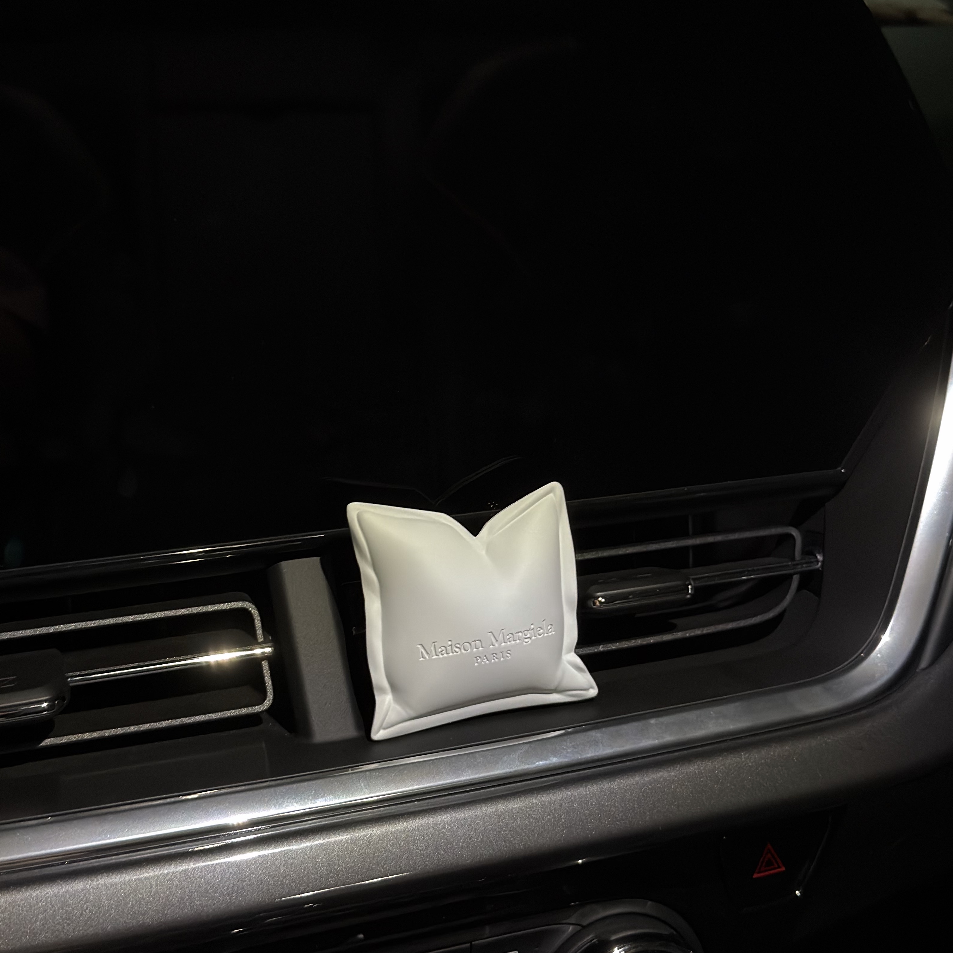 [사은품 이벤트] MAISON MARGIELA REPLICA LAZY SUNDAY MORNING CAR DIFFUSER 착용 스타일 - 1