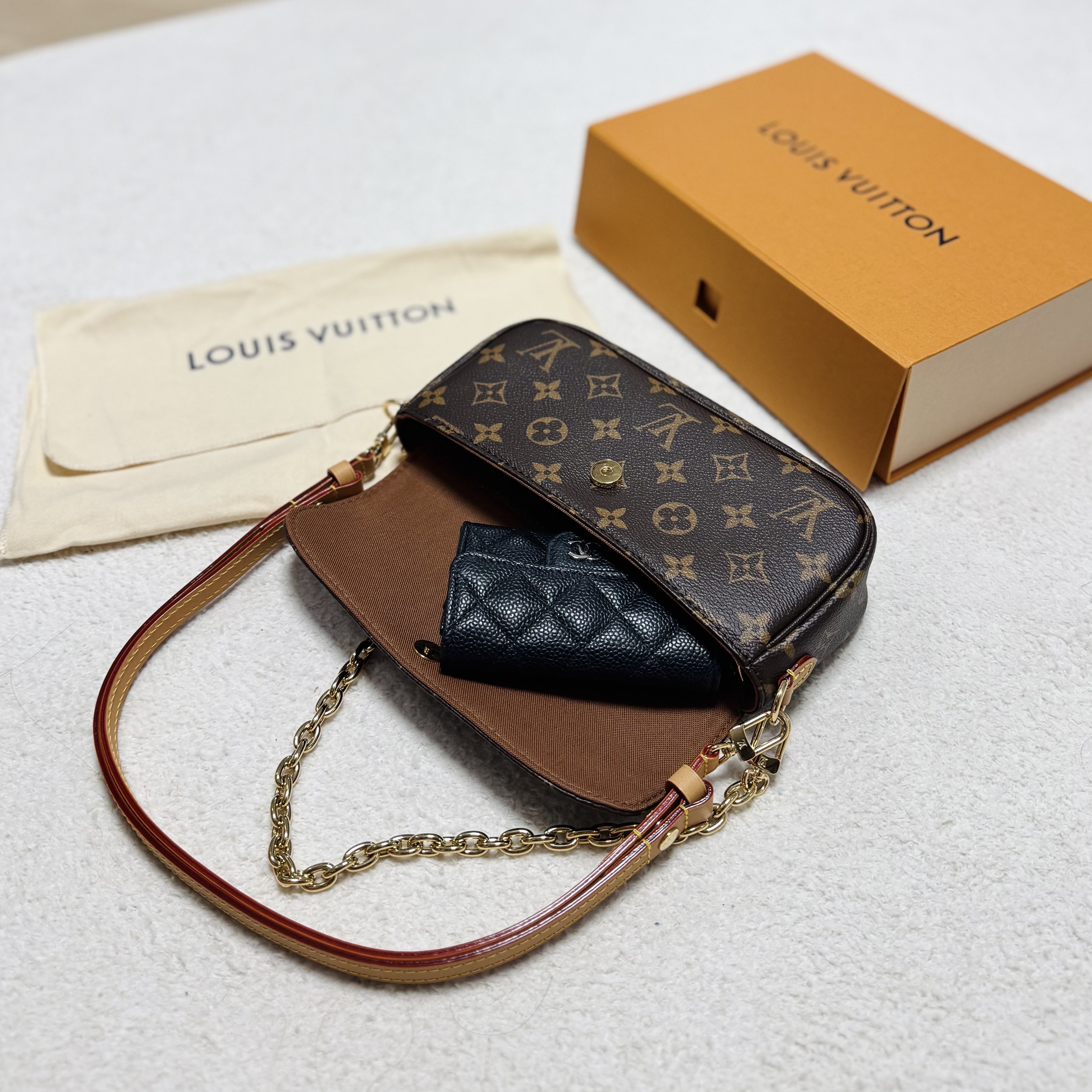 Louis Vuitton Ivy Wallet on Chain Monogram, Chanel Classic Card Holder Grained Calfskin & Silver Black 착용 스타일 - 1