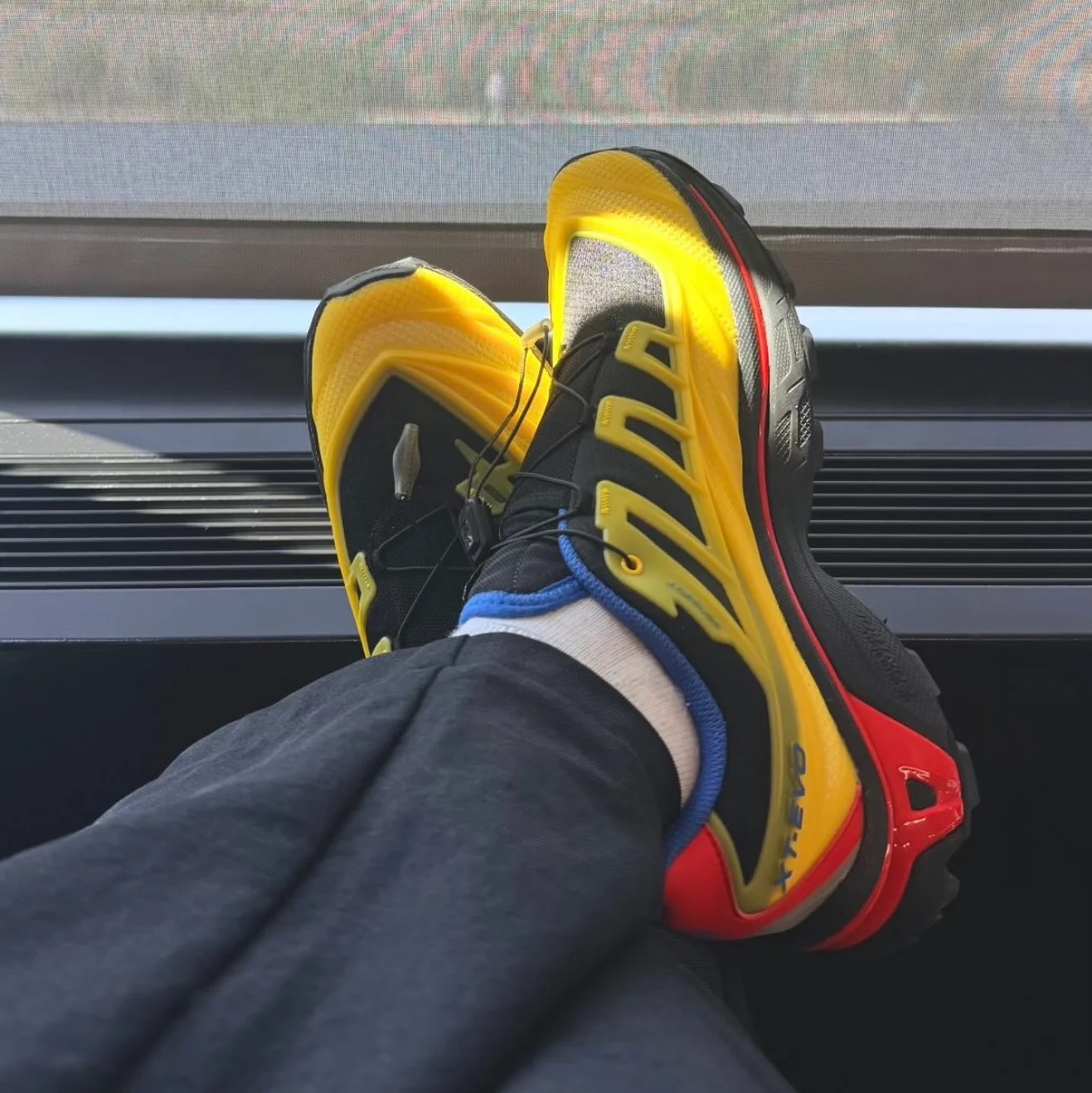 Salomon x Kith XT-EVO Black Lemon 착용 스타일 - 2