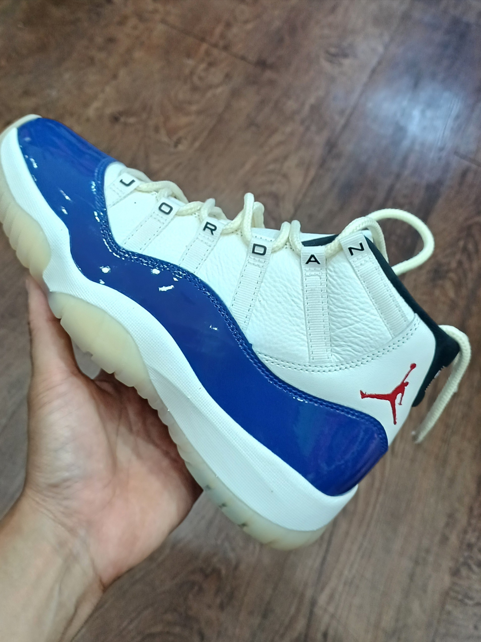 Jordan 11 Retro Rare Air Deep Royal Blue Fire Red 착용 스타일