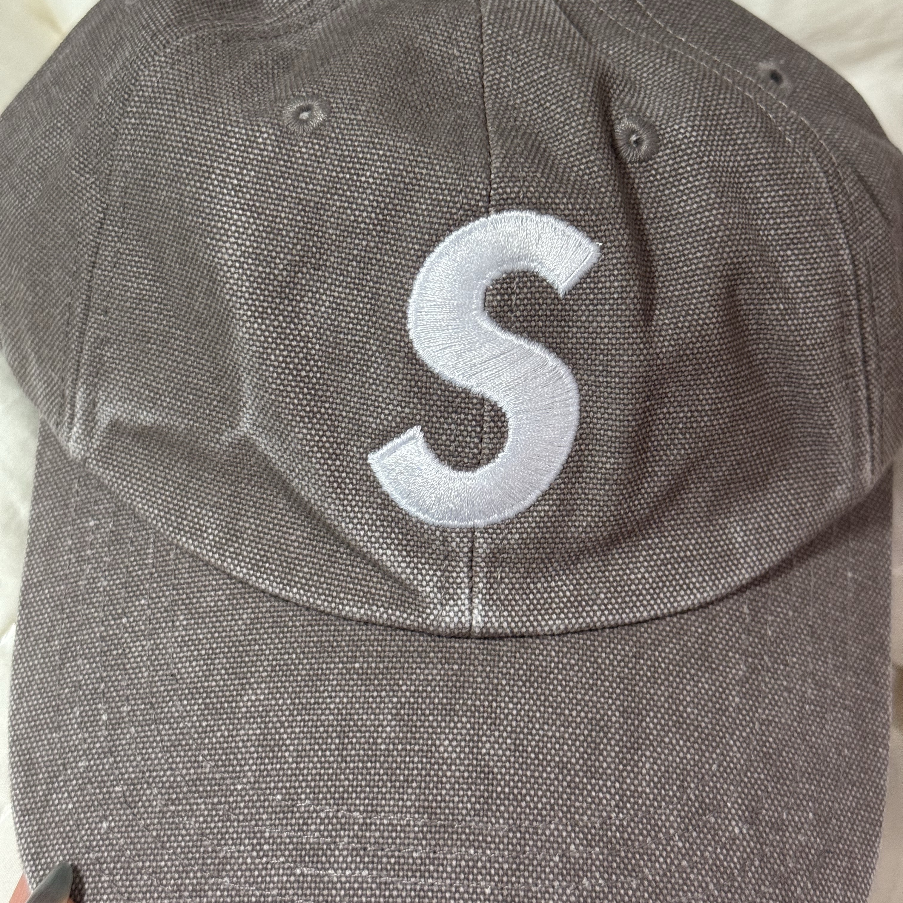 Supreme Pigment S Logo 6-Panel Khaki - 24FW 착용 스타일 - 1