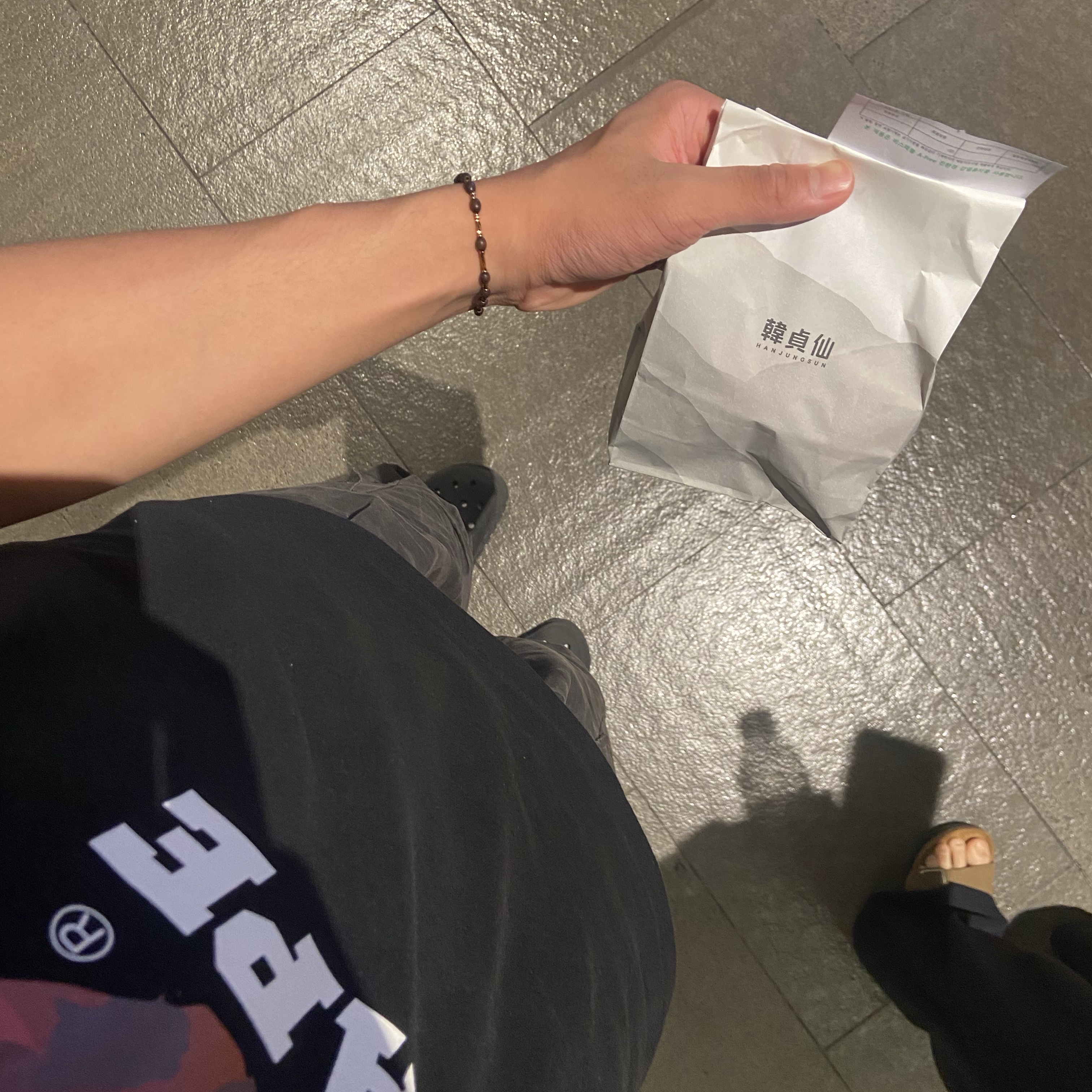 Crocs Duet Max II Clog Black, BAPE Color Camo College T-Shirt Black Red 착용 스타일