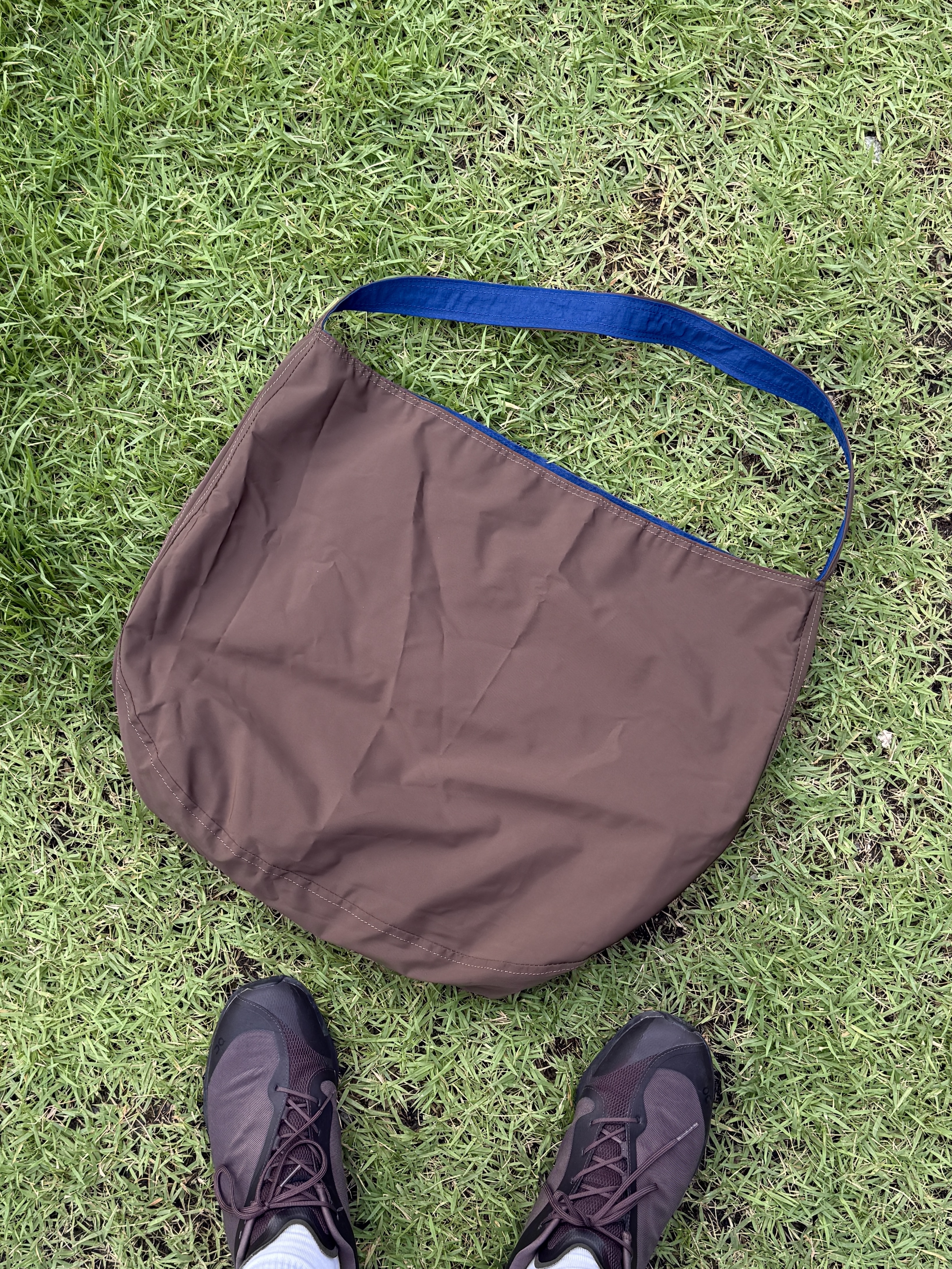Hah Archive Reversible Shoulder Bag Brown / Blue, AMOU Essential Bermudapants 착용 스타일 - 3