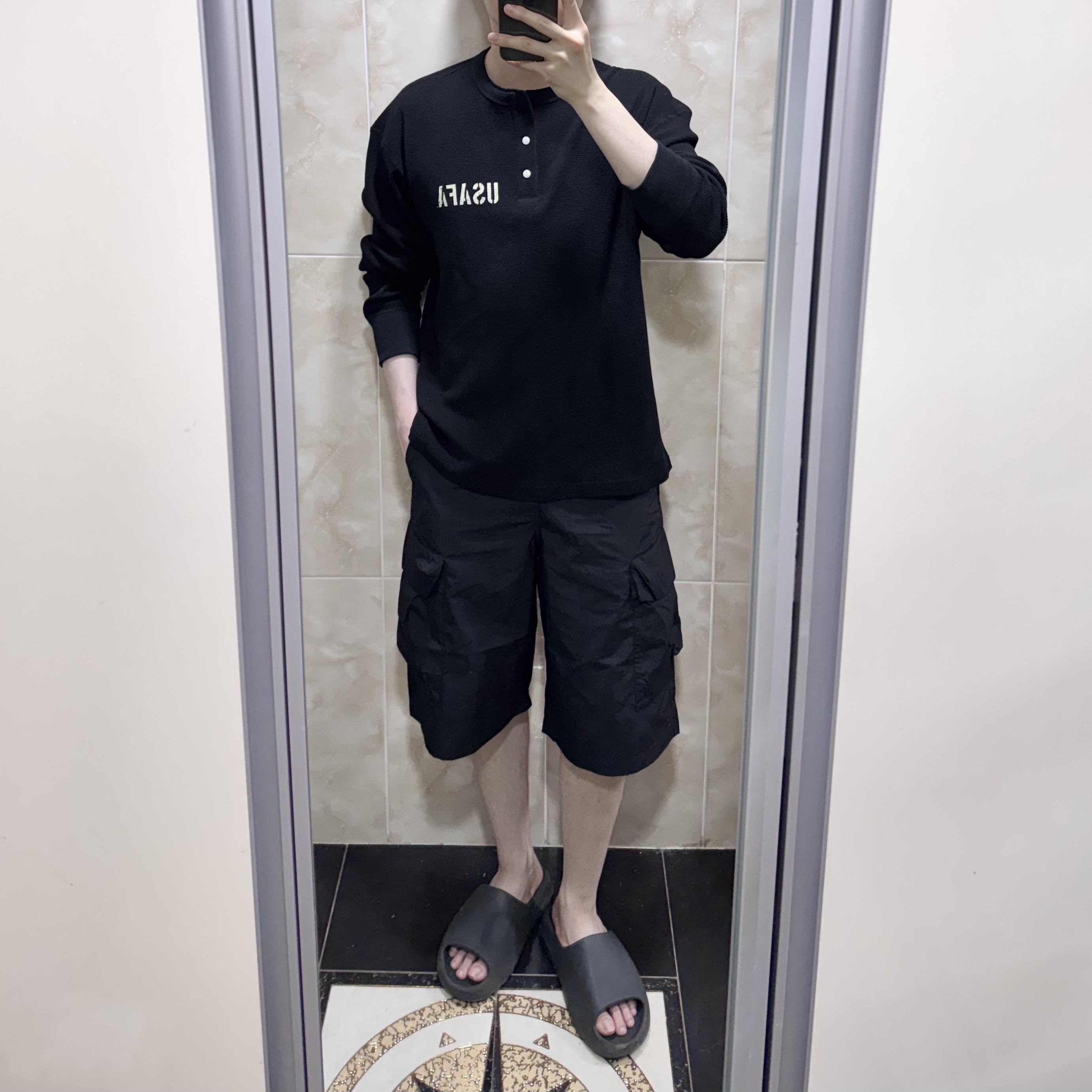 Adidas Yeezy Slide Onyx 착용 스타일
