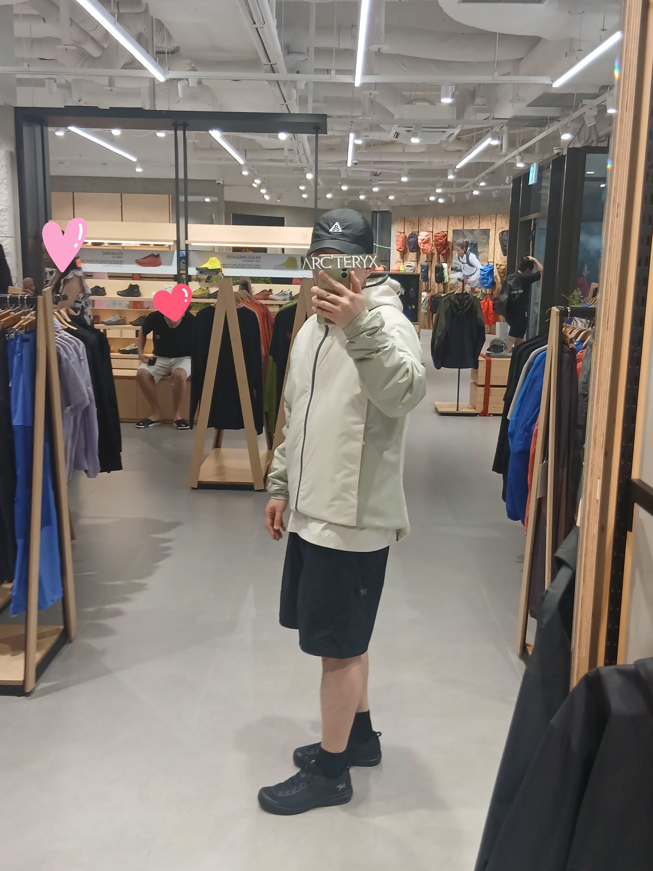 Nike ACG Trail Cap Black, Arc'teryx Envoy Grand Wall SS T-Shirt Sea Salt 착용 스타일 - 2