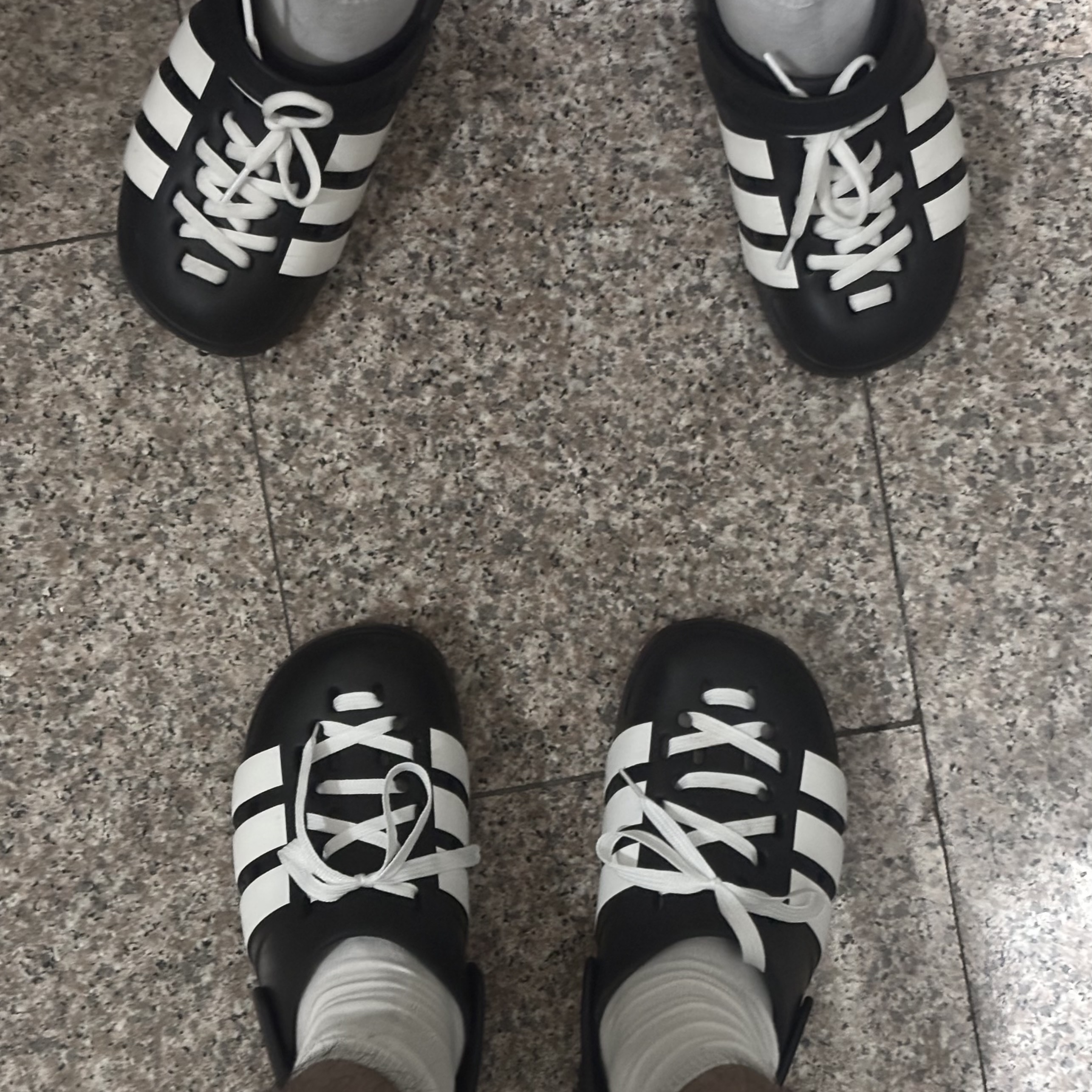 Adidas Sportswear Adilette Clog 2.0 Core Black Cloud White 착용 스타일