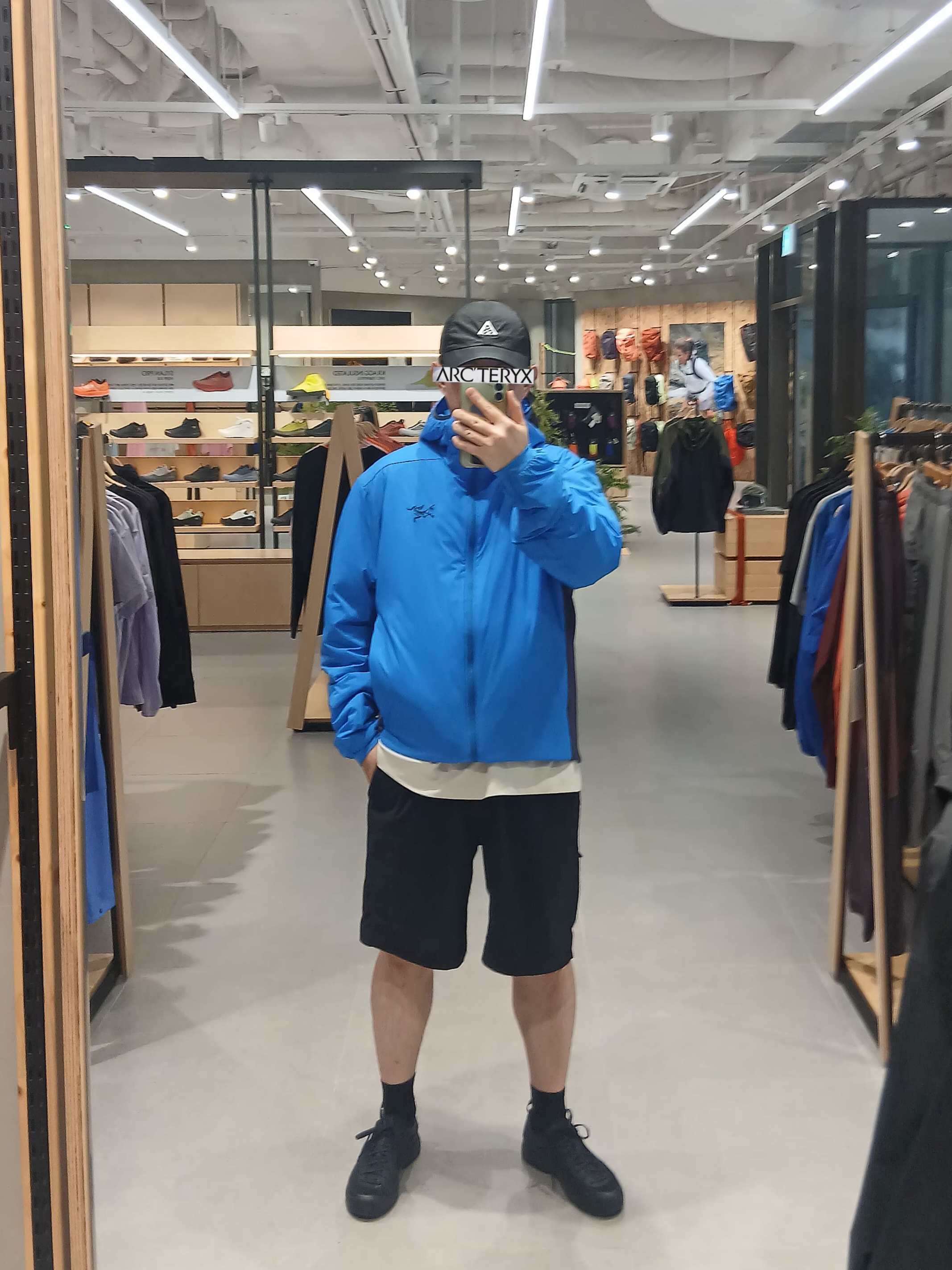 Nike ACG Trail Cap Black, Arc'teryx Envoy Grand Wall SS T-Shirt Sea Salt 착용 스타일 - 2