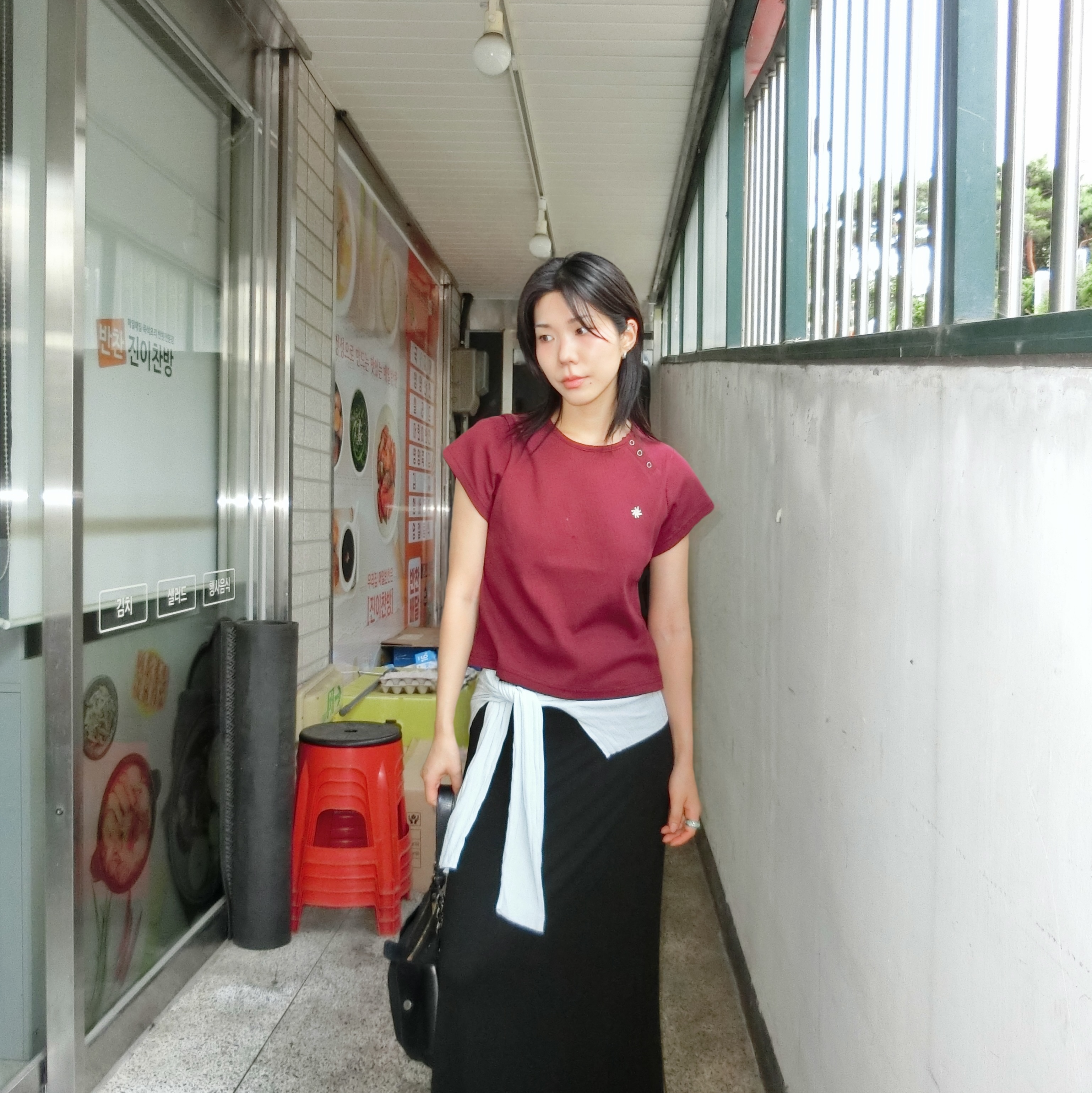 SLOW RECORD HOUSE Henley Neck Eyelet T-Shirt Burgundy 착용 스타일 - 2