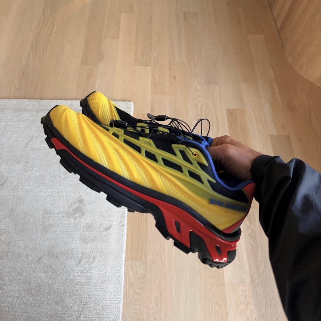 Salomon x Kith XT-EVO Black Lemon 착용 스타일 - 1