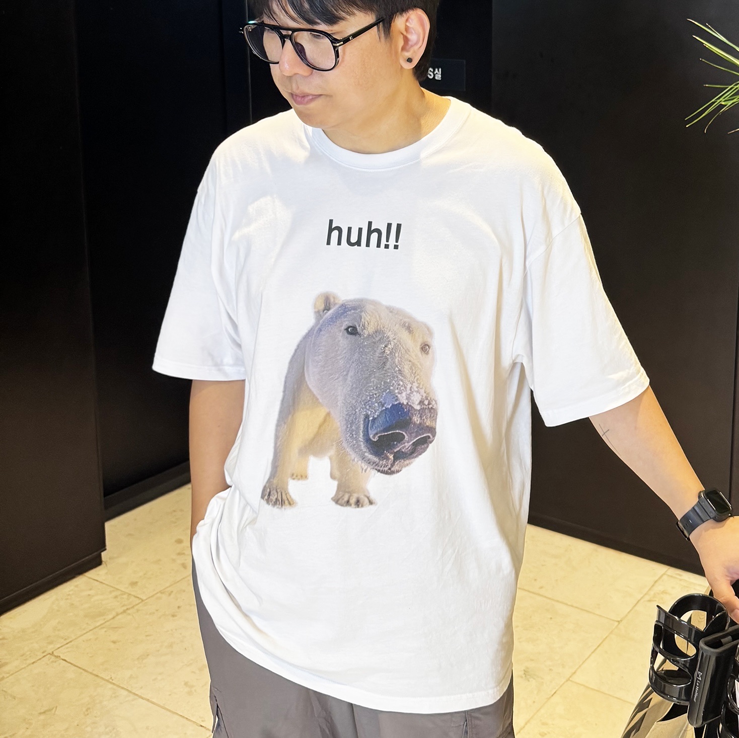 Suade Huh Tee White 착용 스타일 - 1