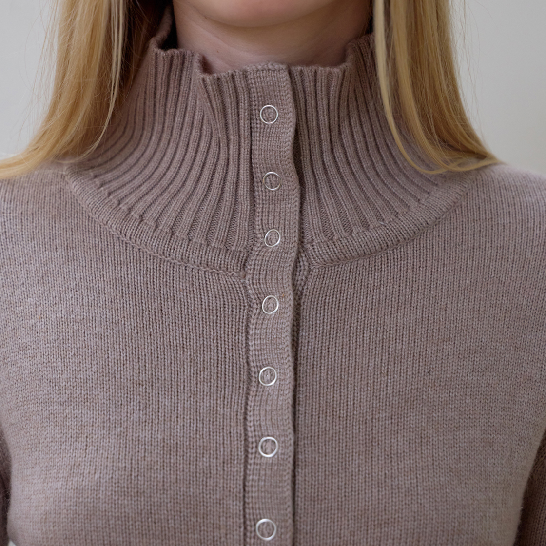 로제프란츠 하이넥 아일렛 가디건 [베이지](Rosefrantz High Neck Eyelet Cardigan [Beige]) - 4