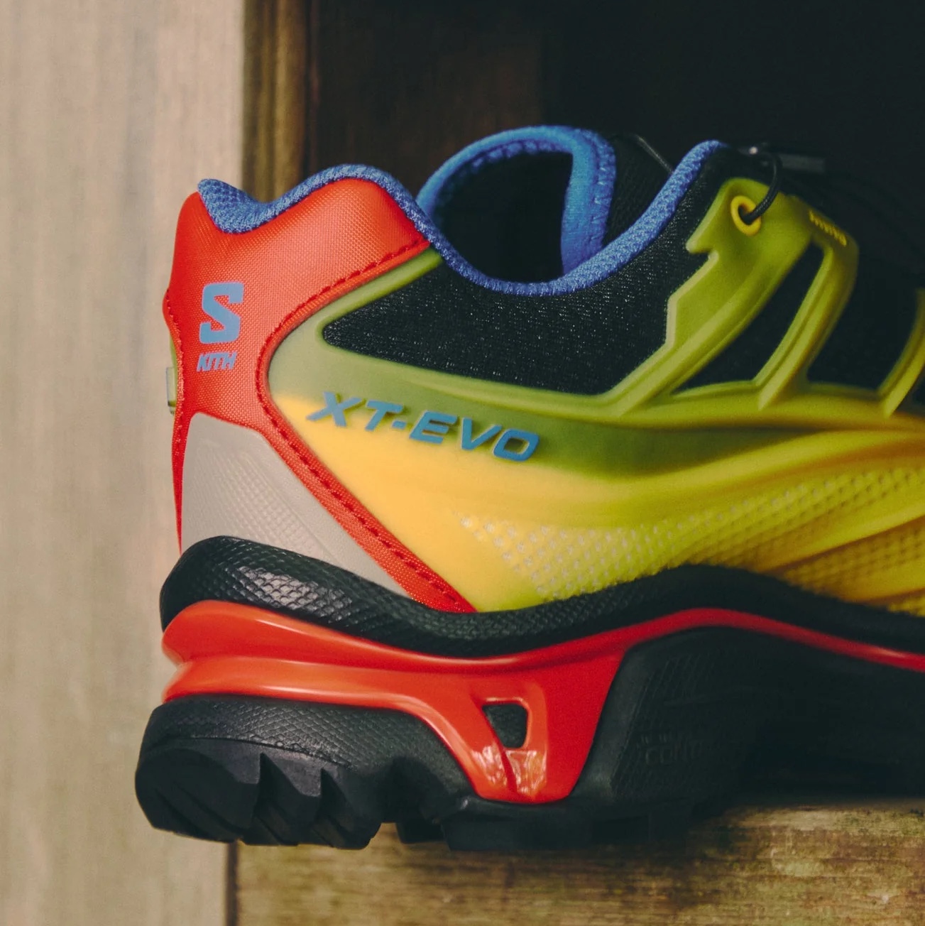 Salomon x Kith XT-EVO Black Lemon 착용 스타일 - 4