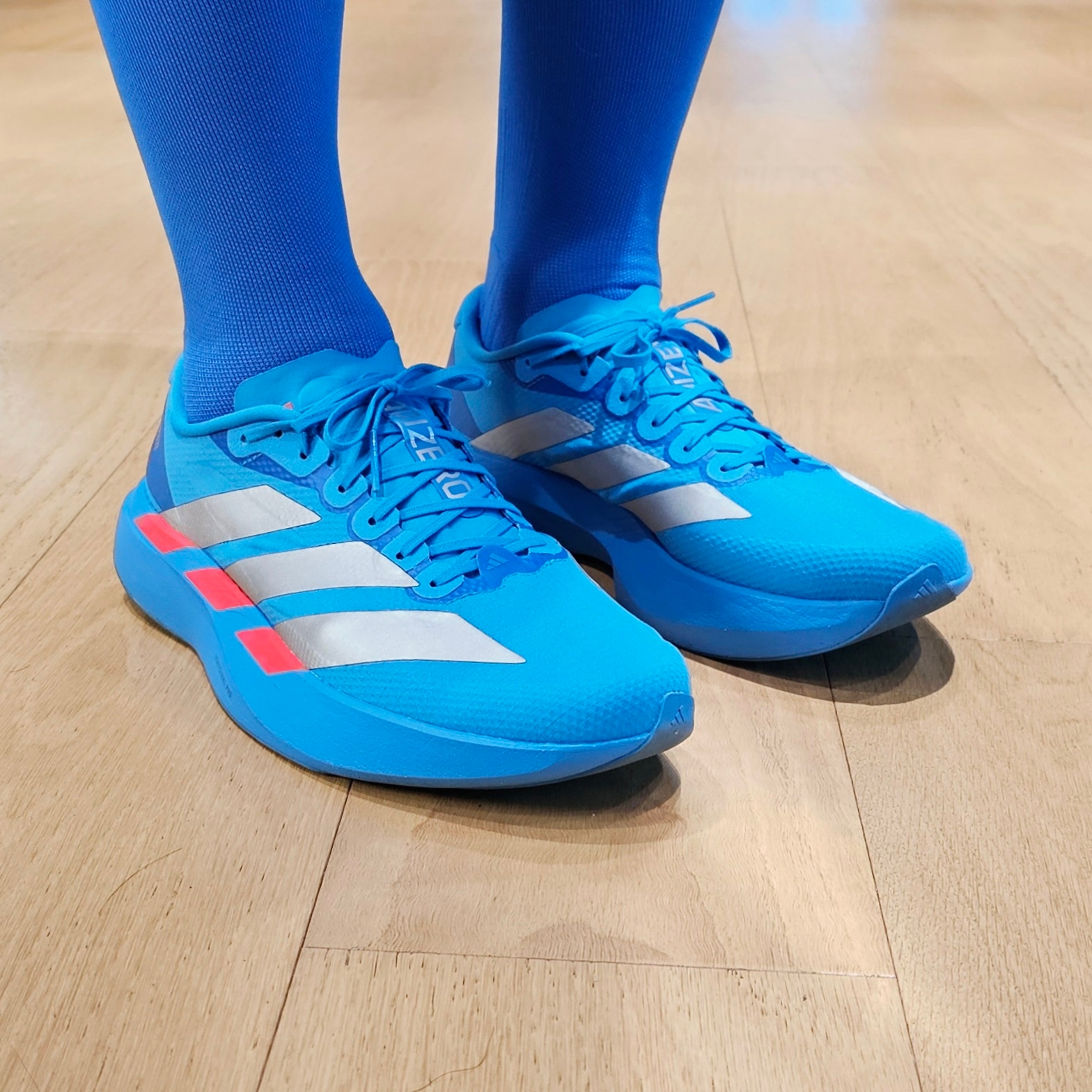 Adidas Adizero EVO SL Woven Solar Blue Silver Metallic 착용 스타일