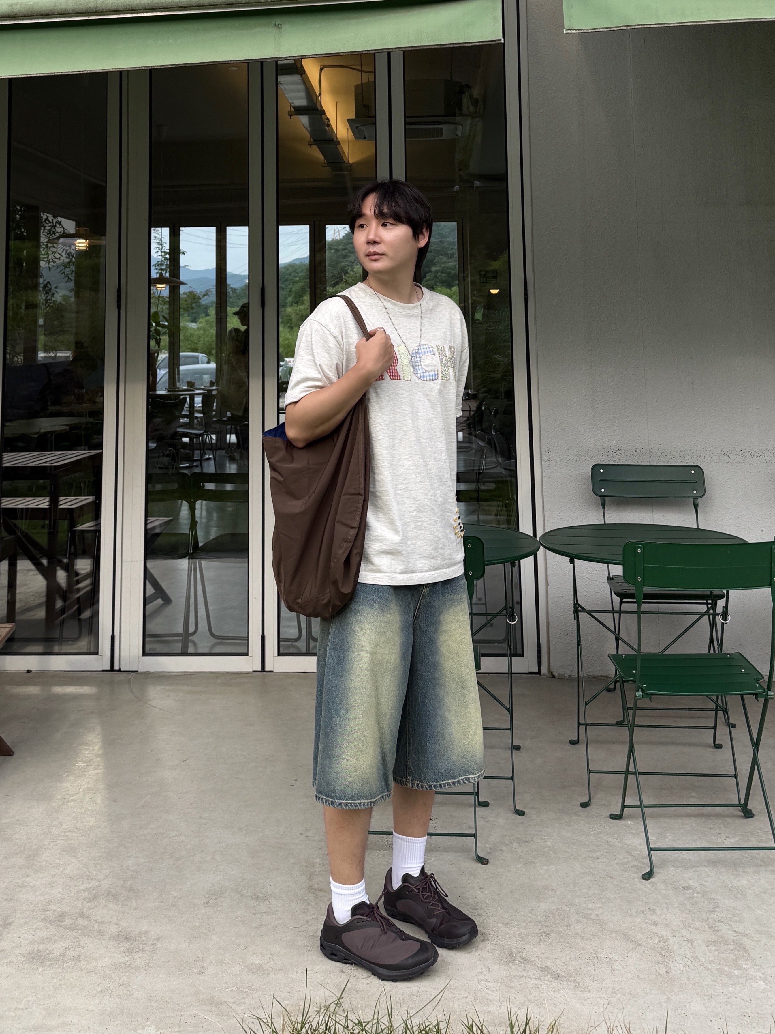 Hah Archive Reversible Shoulder Bag Brown / Blue, AMOU Essential Bermudapants 착용 스타일 - 1
