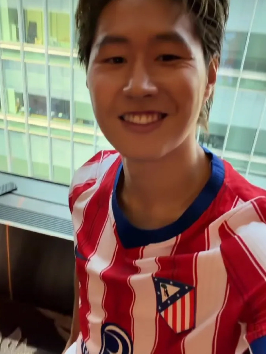 Nike Atletico Madrid 2026/27 Stadium Home Dri-Fit Replica Jersey White University Red (II1893-101) (Non Marking Ver.), Nike Atletico Madrid 2026/27 Match Home Aero-Fit Authentic Jersey White University Red (II2740-101) (Non Marking Ver.) 착용 스타일 - 5