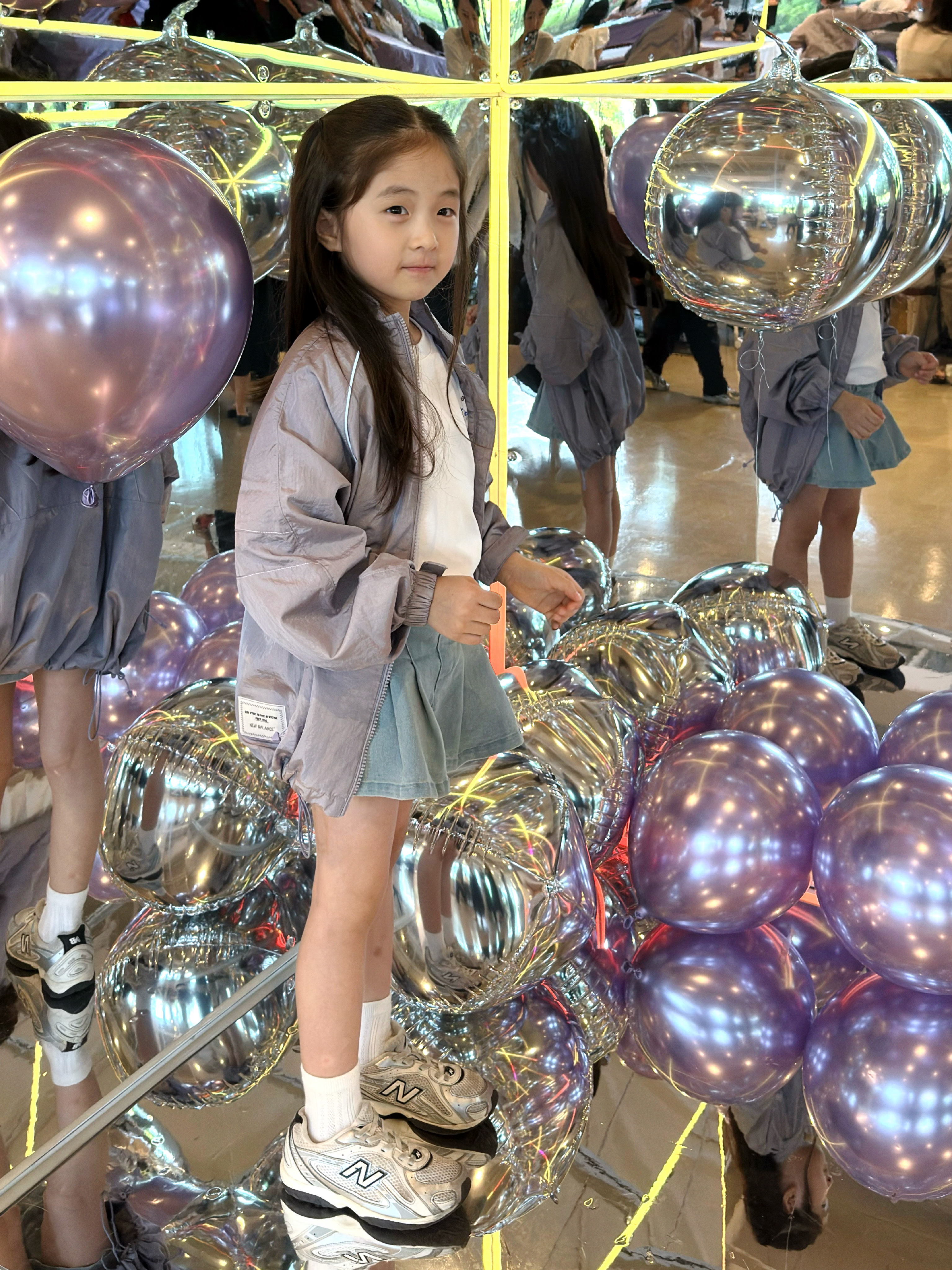 (Kids) New Balance Air Glossy Windbreaker Purple 착용 스타일 - 5