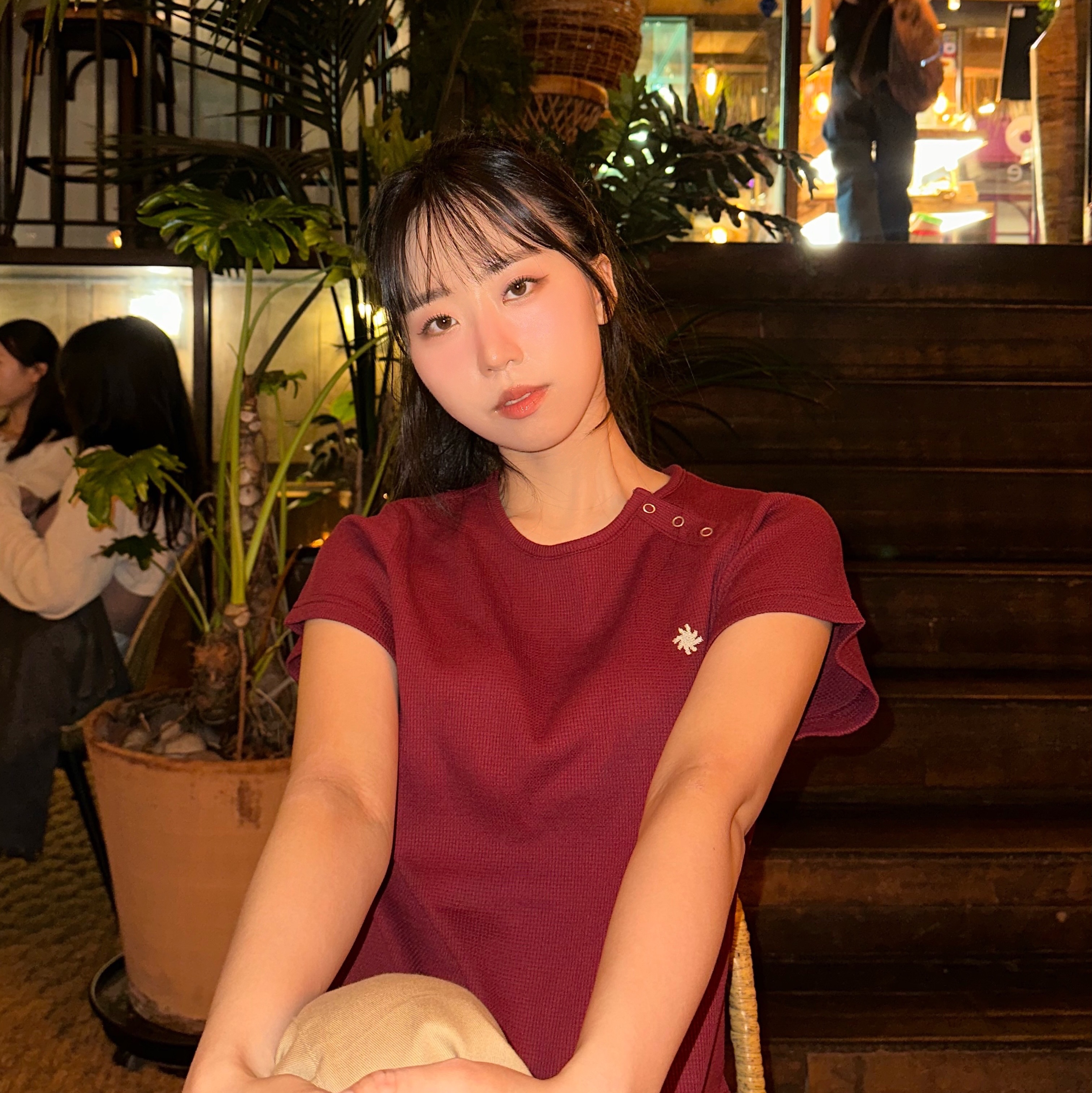 SLOW RECORD HOUSE Henley Neck Eyelet T-Shirt Burgundy 착용 스타일 - 7