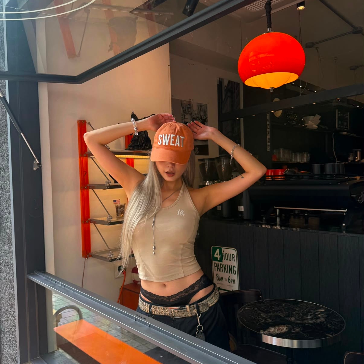 MLB x Kiss Of Life New York Yankees Basic Washing Unstructured Ball Cap Orange, (W) MLB x Kiss Of Life New York Yankees Sweat Halterneck Sleeveless T-Shirt Light Beige 착용 스타일 - 2