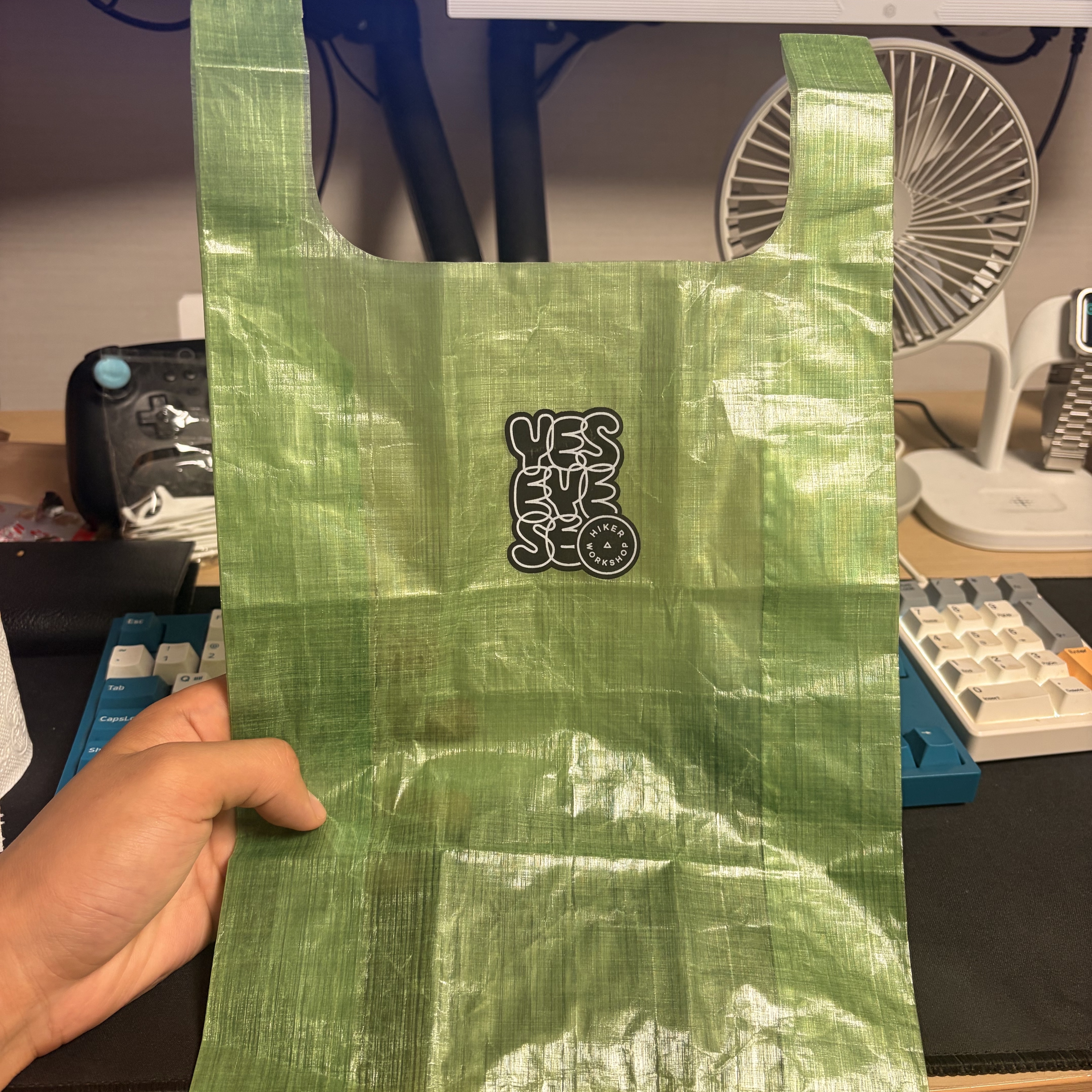 YESEYESEE® x HIKER WORKSHOP® Market Bag Green 착용 스타일 - 1