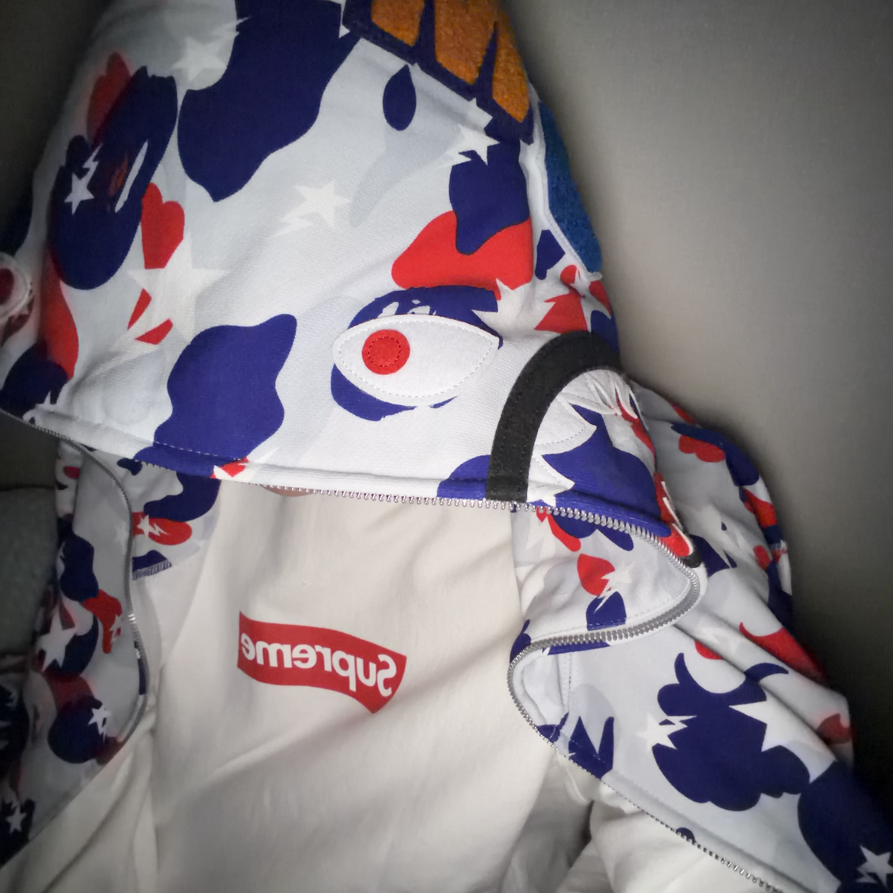 Supreme Washed Box Logo Crewneck White - 25SS, BAPE Sta Strike Camo Shark Relaxed Fit Full Zip Hoodie White 착용 스타일