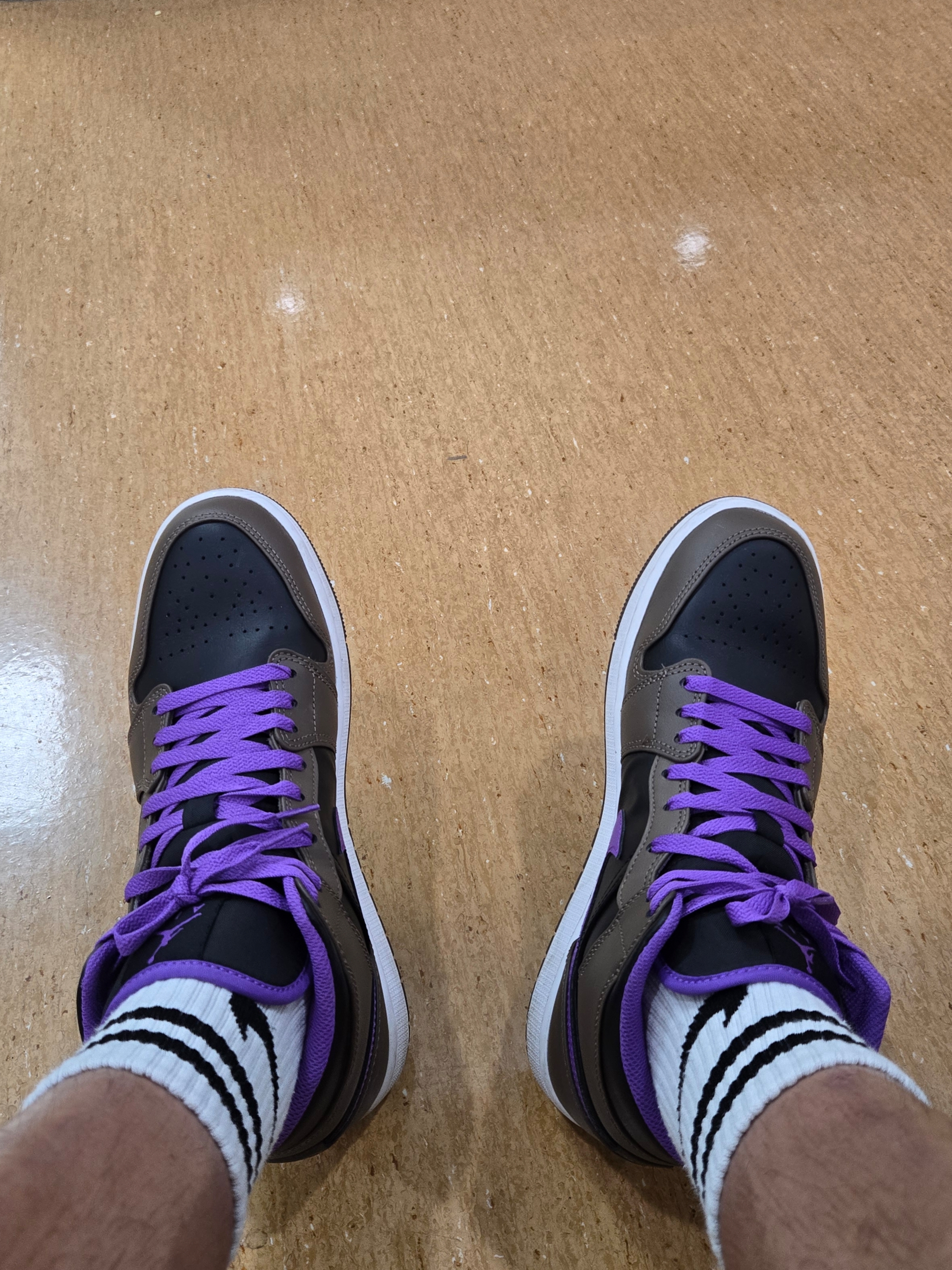Jordan 1 Mid Palomino Wild Berry 착용 스타일
