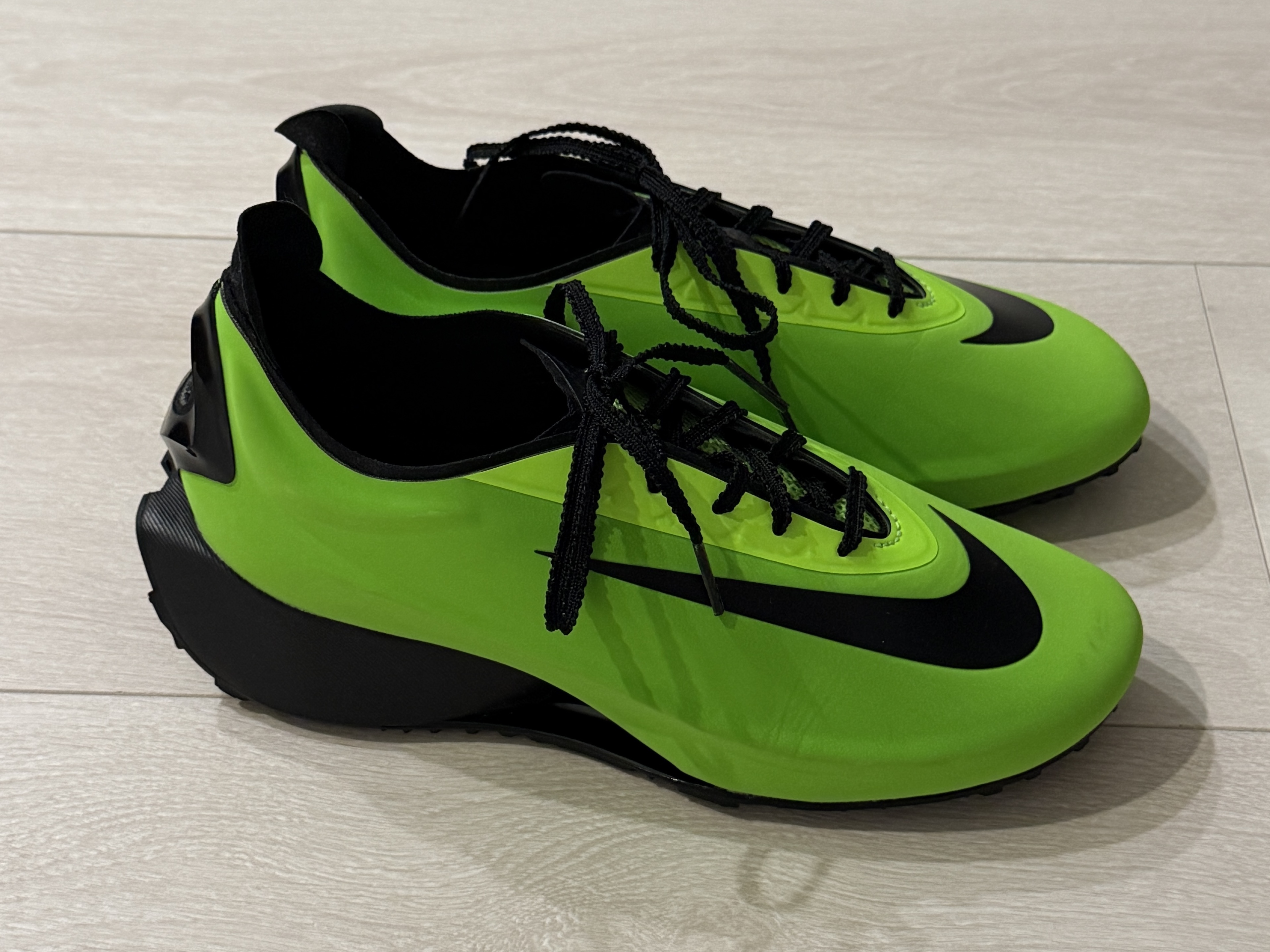 (W) Nike First Sight Noir Electric Green Black 착용 스타일 - 1