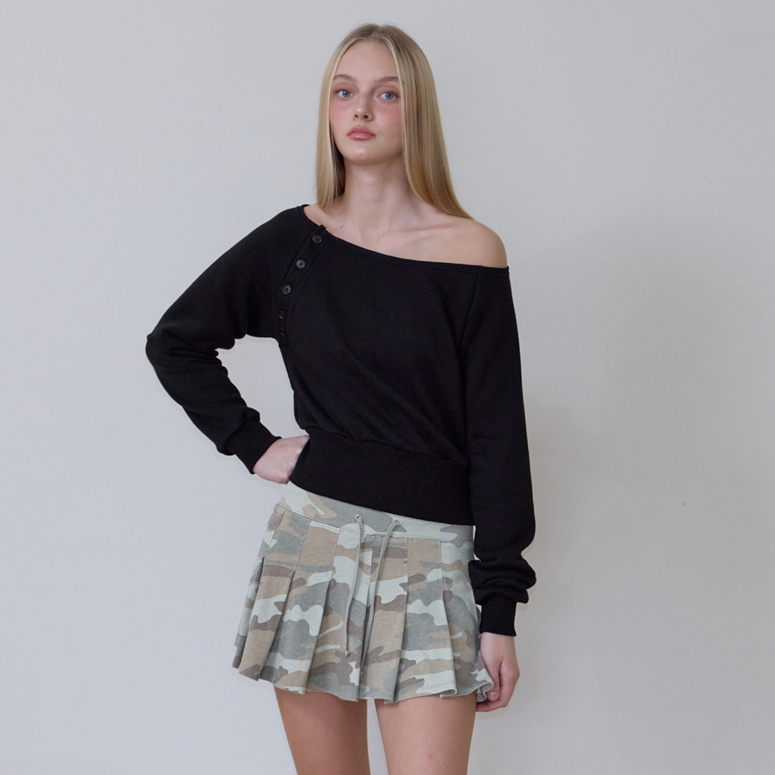 로제프란츠 오프숄더 버튼 스웨트셔츠 [블랙](Rosefrantz Off-Shoulder Button Sweatshirt [Black]) - 2
