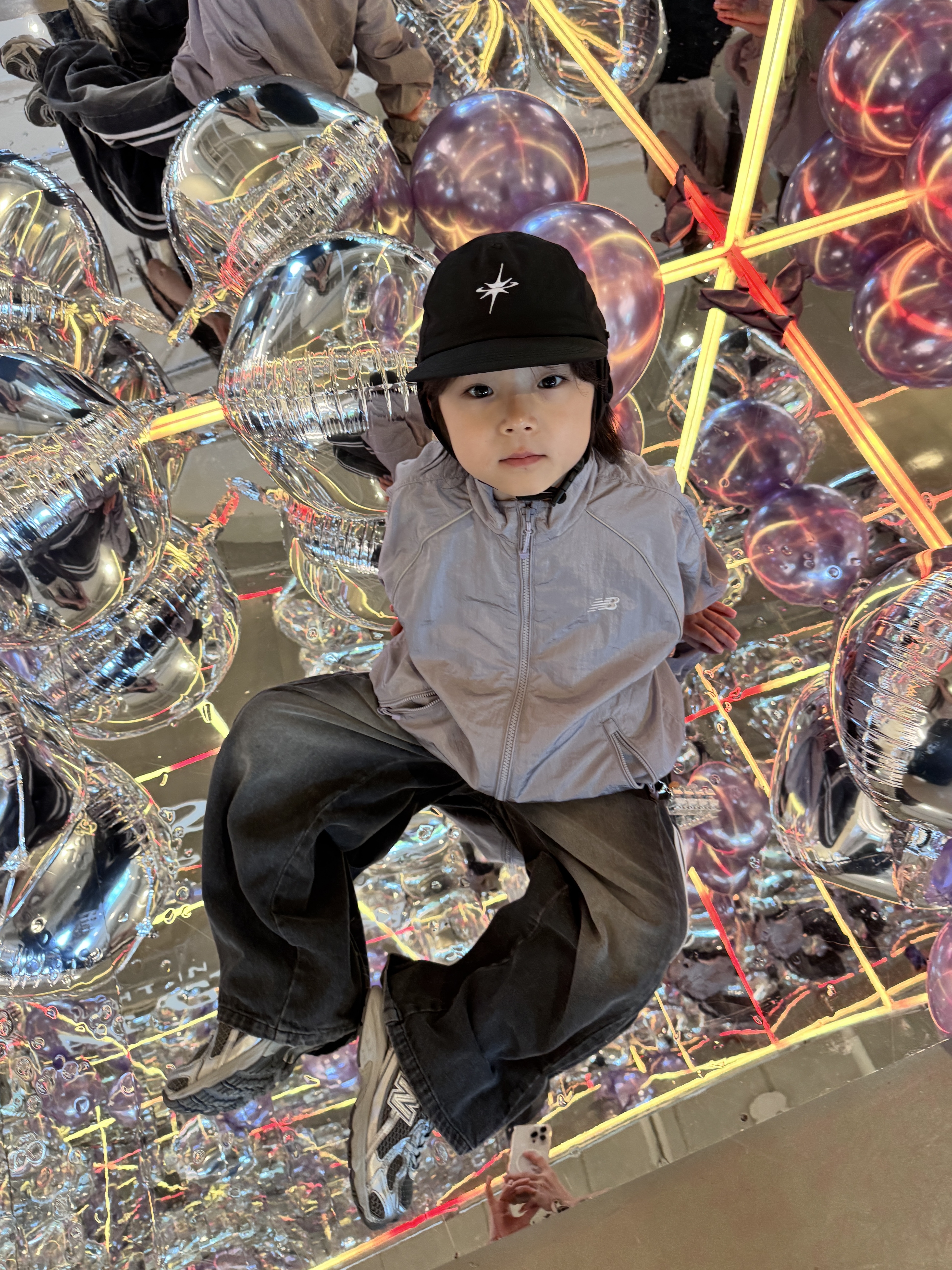 (Kids) New Balance Air Glossy Windbreaker Purple 착용 스타일 - 4