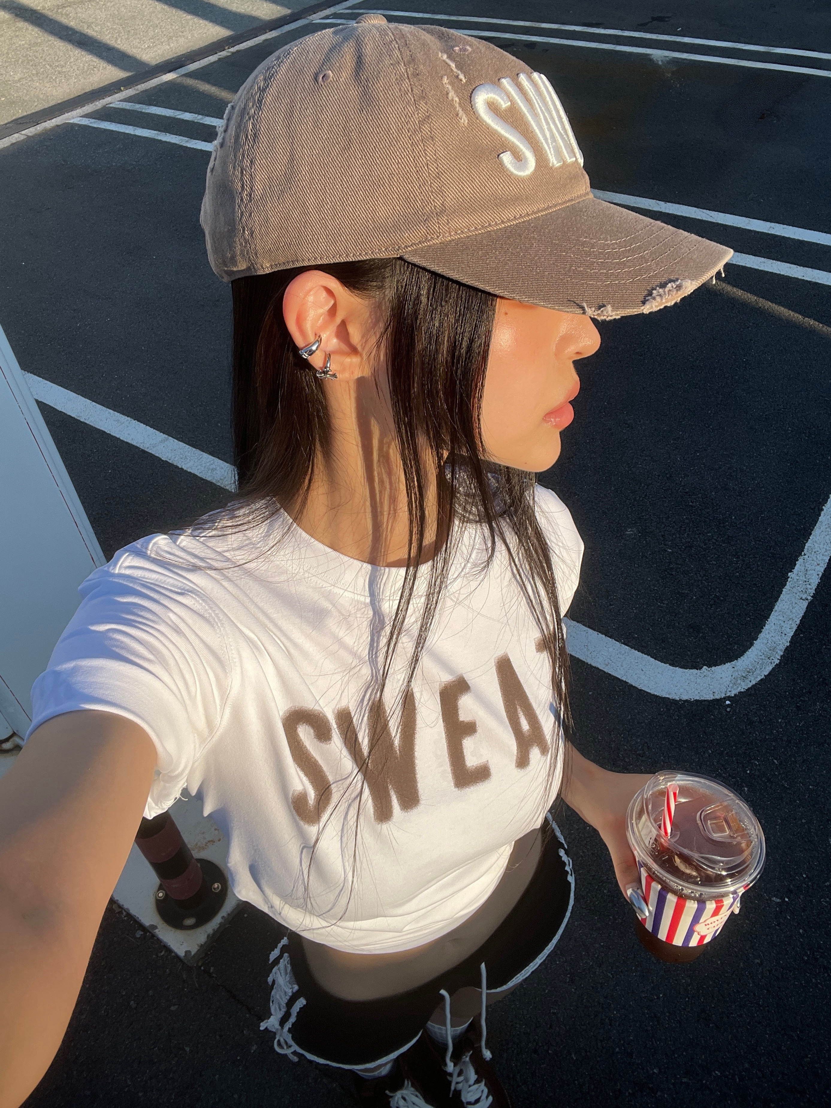 MLB x Kiss Of Life New York Yankees Damage Washing Unstructured Ball Cap Brown, MLB x Kiss Of Life New York Yankees Sweat Semi Over Fit T-Shirt White 착용 스타일 - 2
