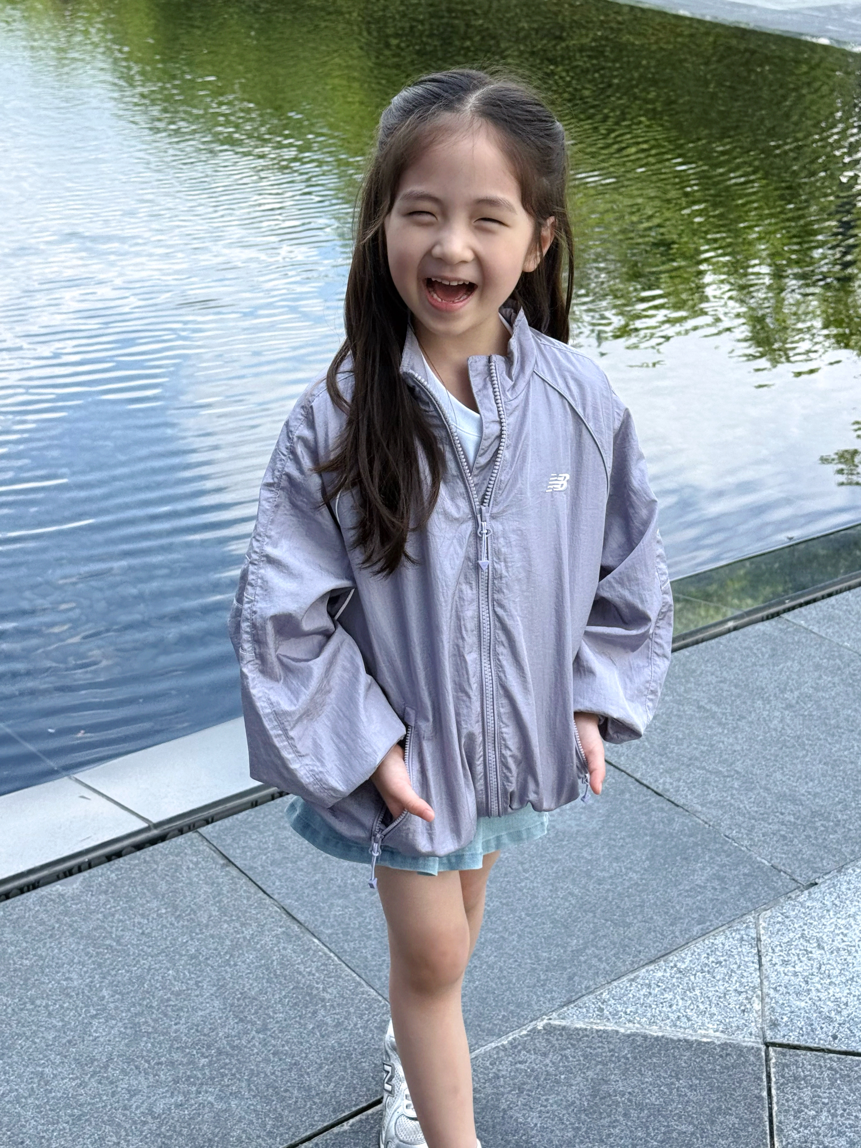 (Kids) New Balance Air Glossy Windbreaker Purple 착용 스타일 - 1