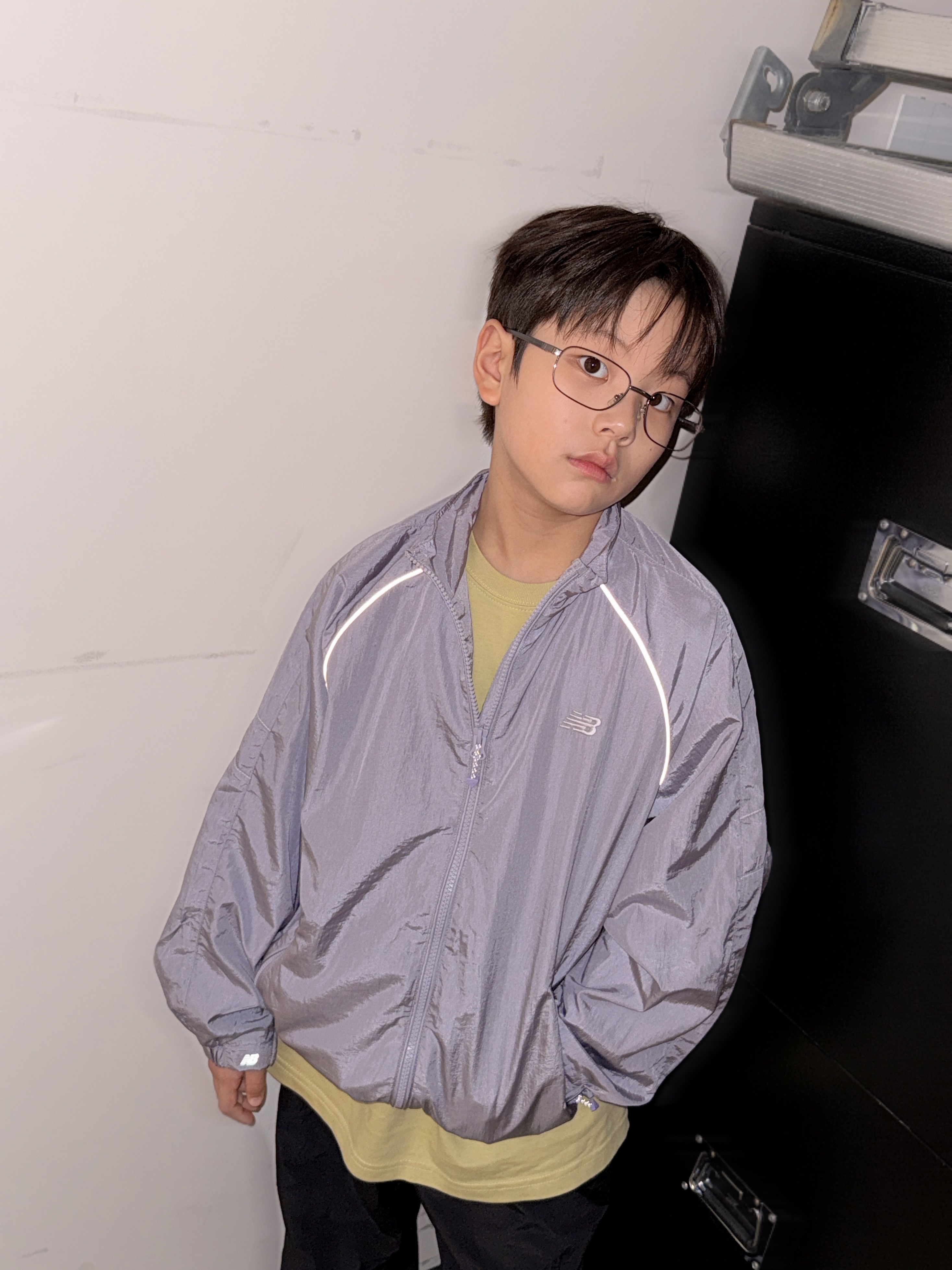 (Kids) New Balance Air Glossy Windbreaker Purple 착용 스타일 - 3
