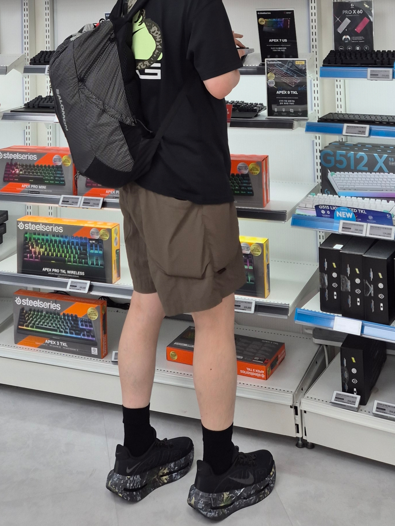 Nike Vomero Premium Black Dark Smoke Grey, Salomon Trajet 20L Backpack Black 착용 스타일