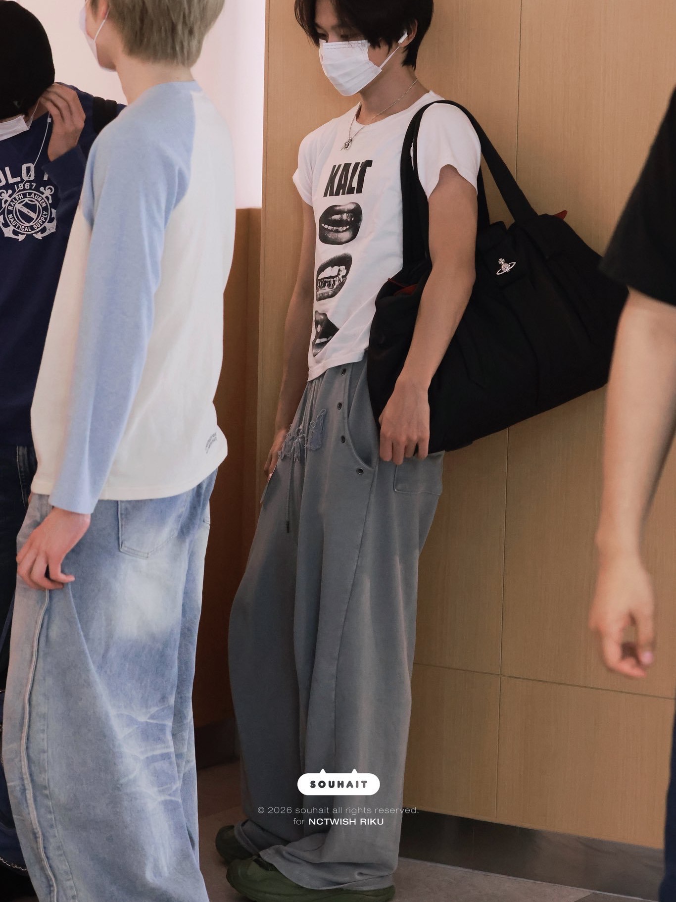 AMOU Kalt Lips Half T-Shirts White, Hansroom Chrome Hearts 18KWG Tiny Fat Cross Charm Pave Dia 착용 스타일 - 2