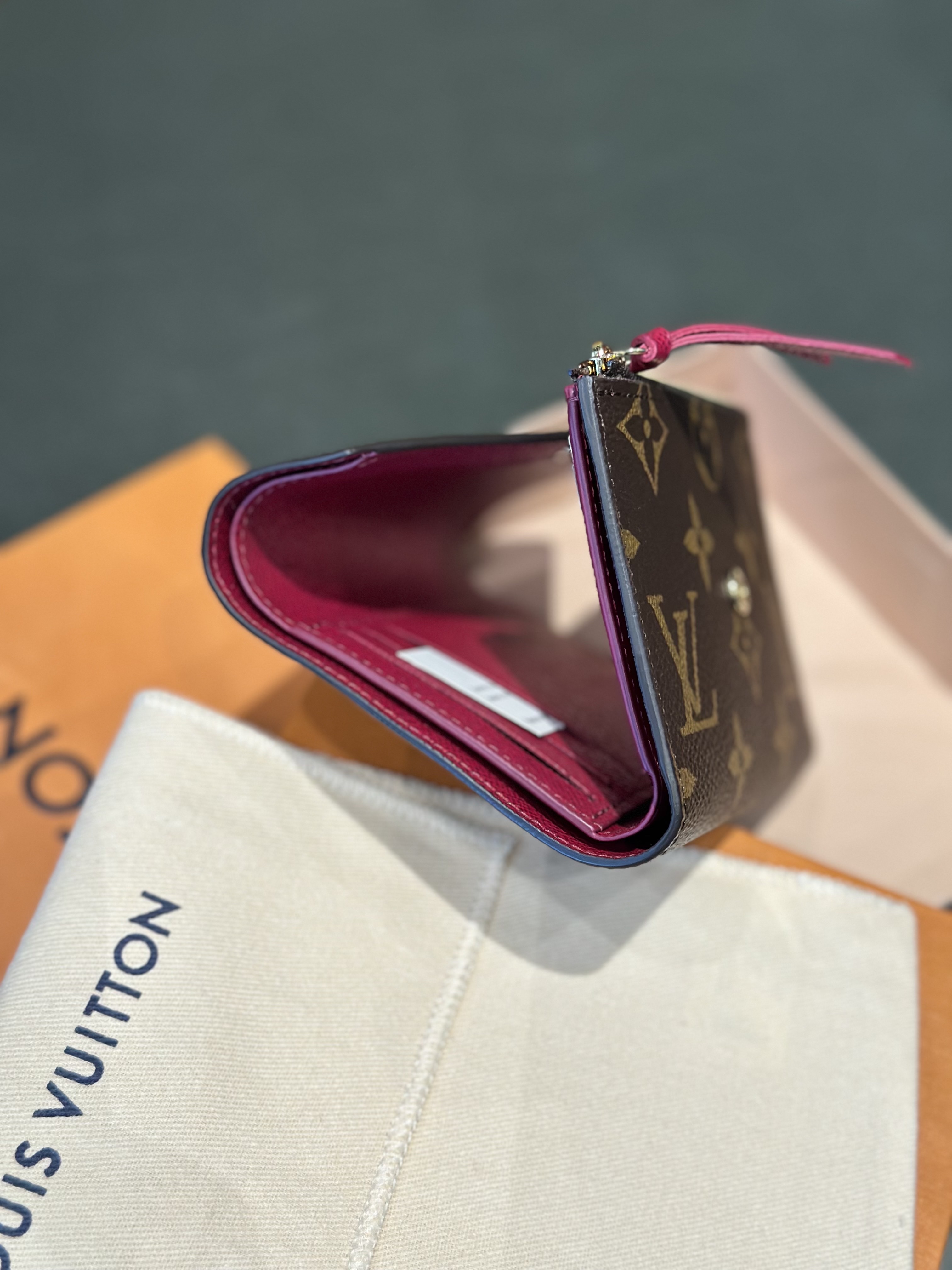 Louis Vuitton Victorine Wallet Monogram Fuchsia 착용 스타일 - 3