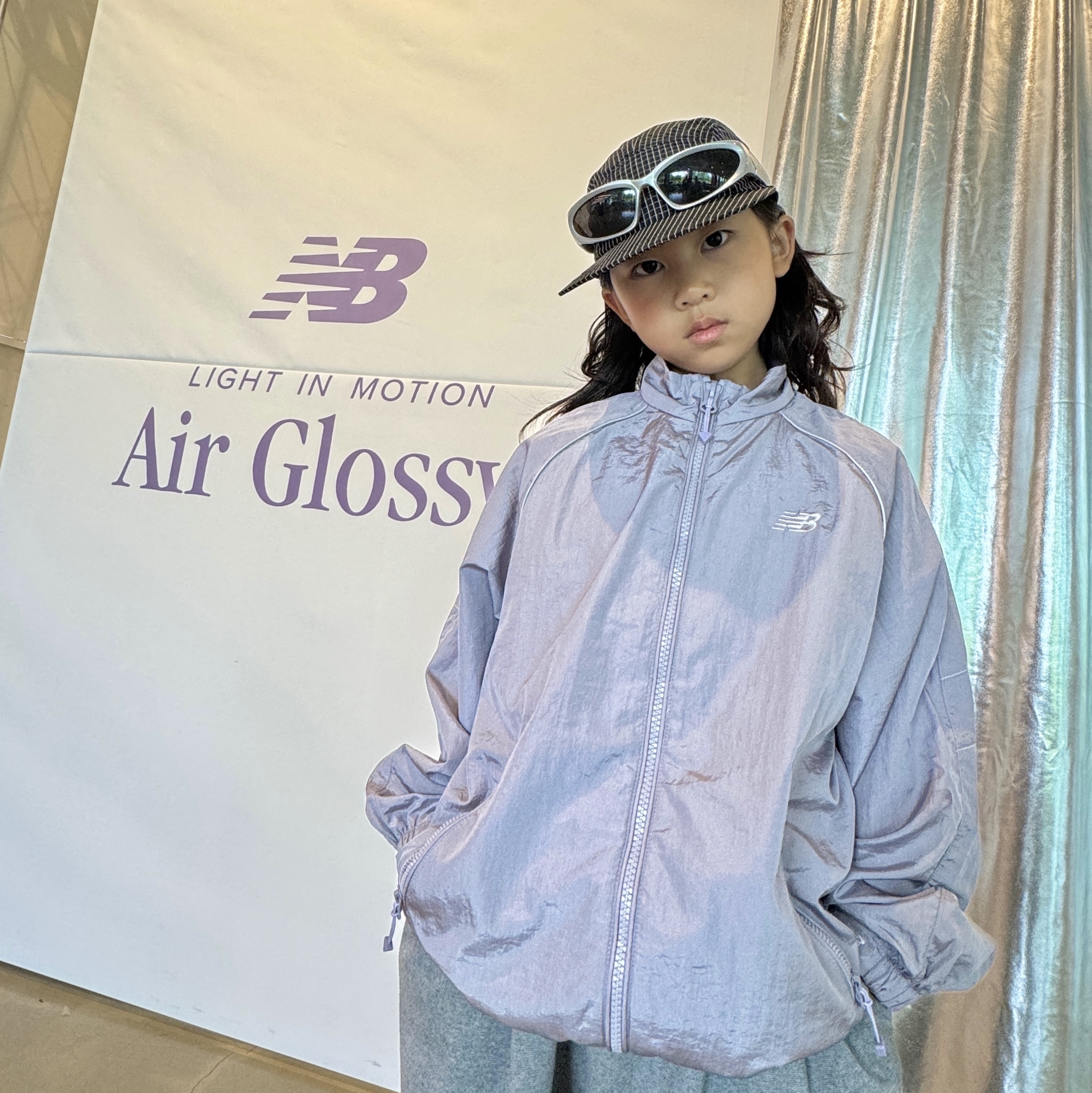 (Kids) New Balance Air Glossy Windbreaker Purple 착용 스타일 - 6
