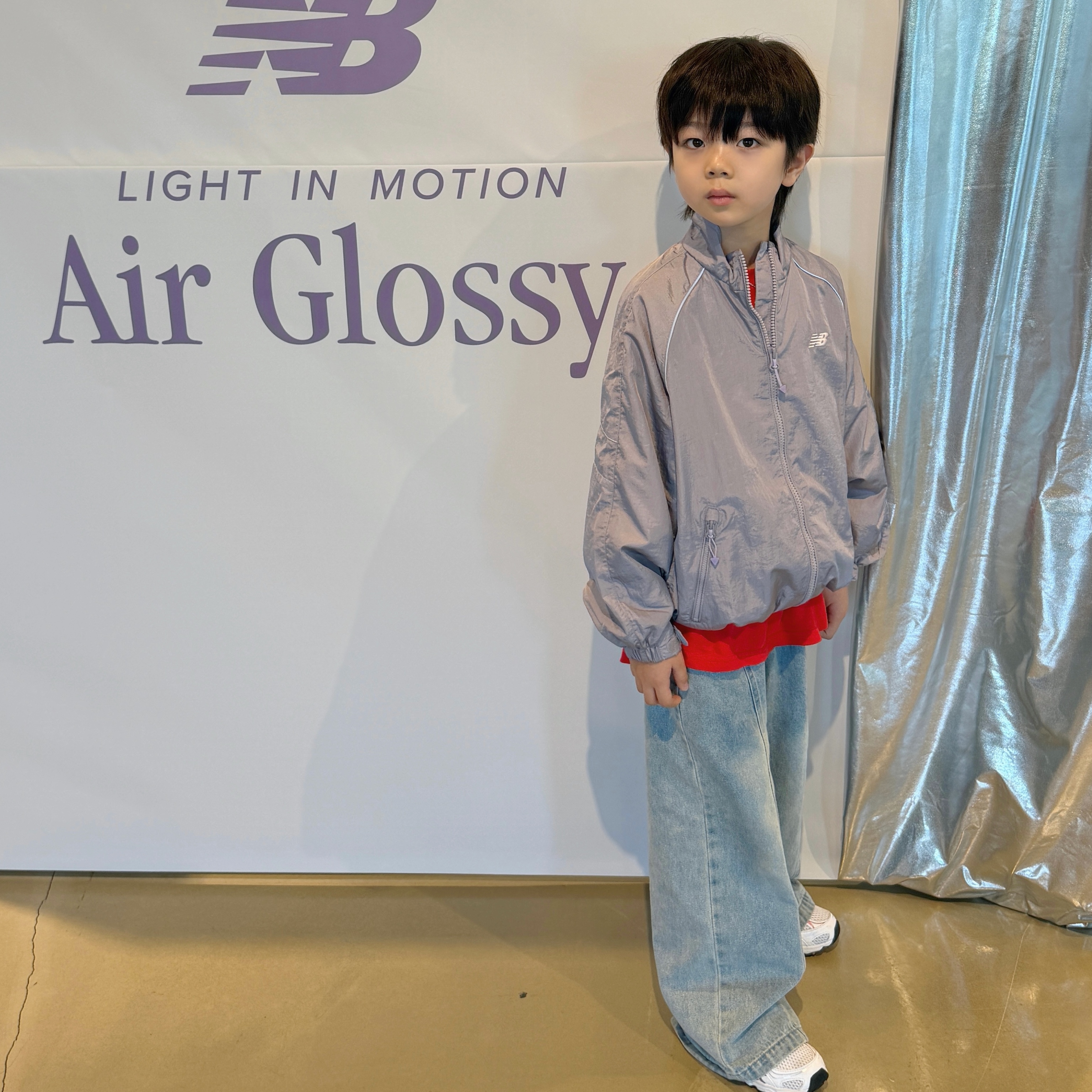 (Kids) New Balance Air Glossy Windbreaker Purple 착용 스타일 - 5